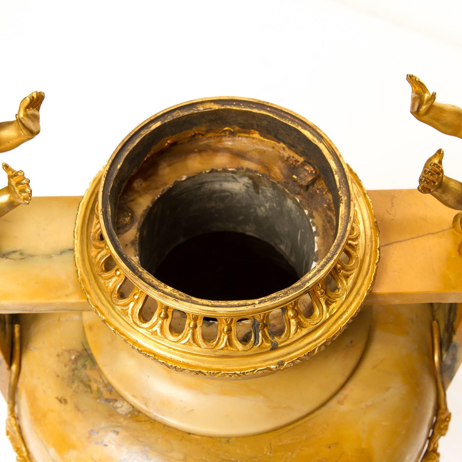 Grandes urnes Louis XVI en marbre et bronze doré du 19ème siècle en vente 3