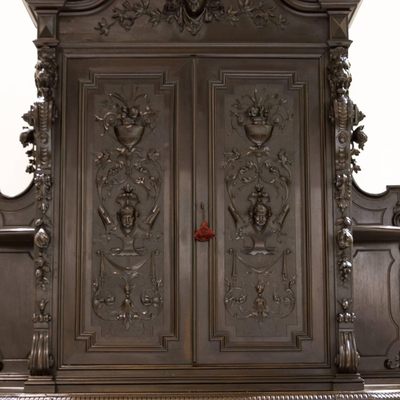 Français Cabinet en noyer de la French Renaissance, 19e siècle en vente