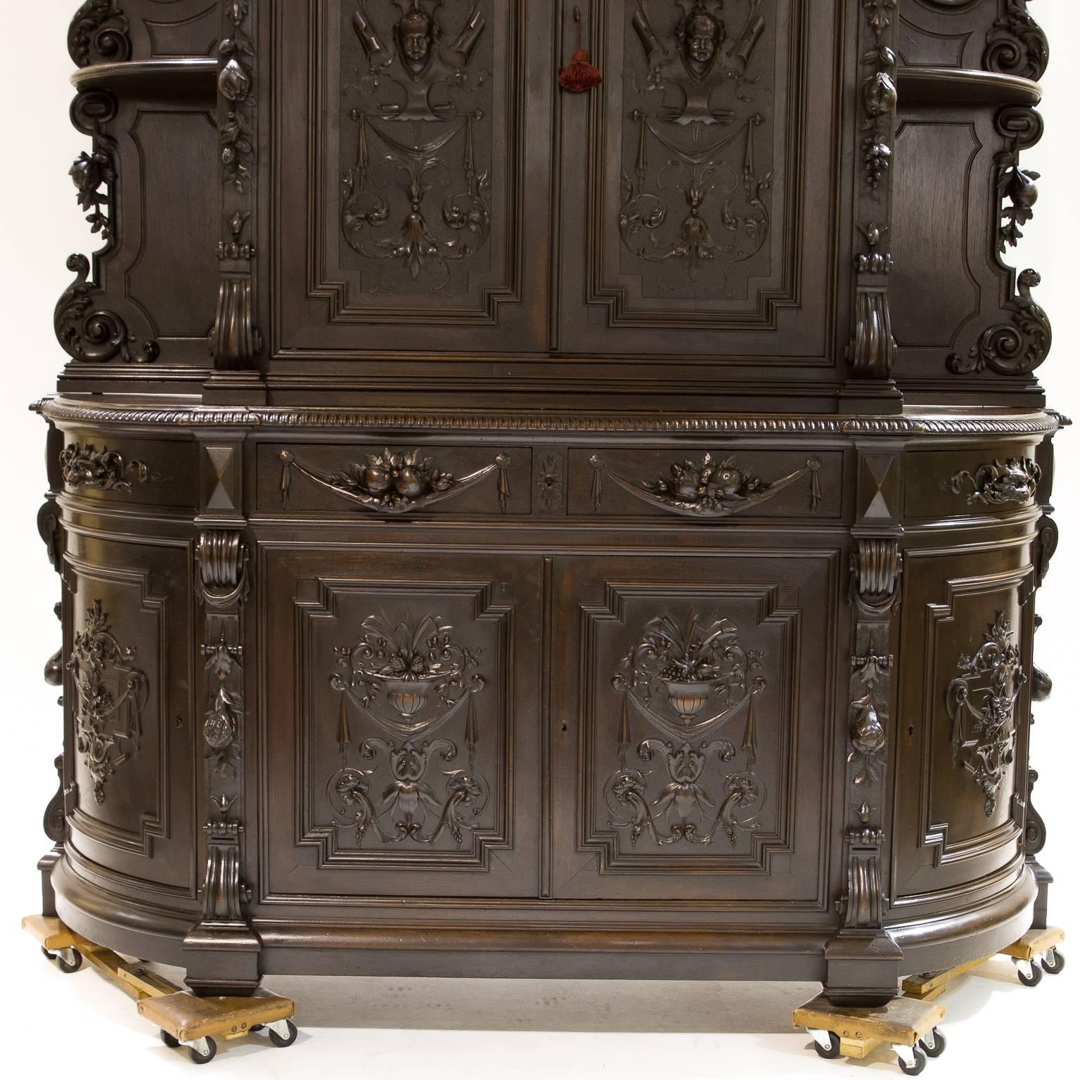 Travail du bois Cabinet en noyer de la French Renaissance, 19e siècle en vente