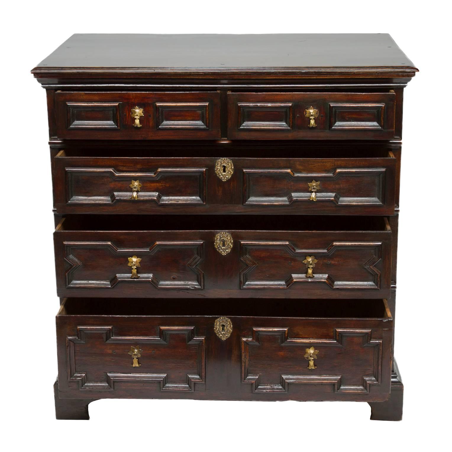 18th century English oak chest of drawers. A very nice oak chest drop pulls, molded fronts, drop pulls and panel sides. Resting on bracket feet. Excellent patina.