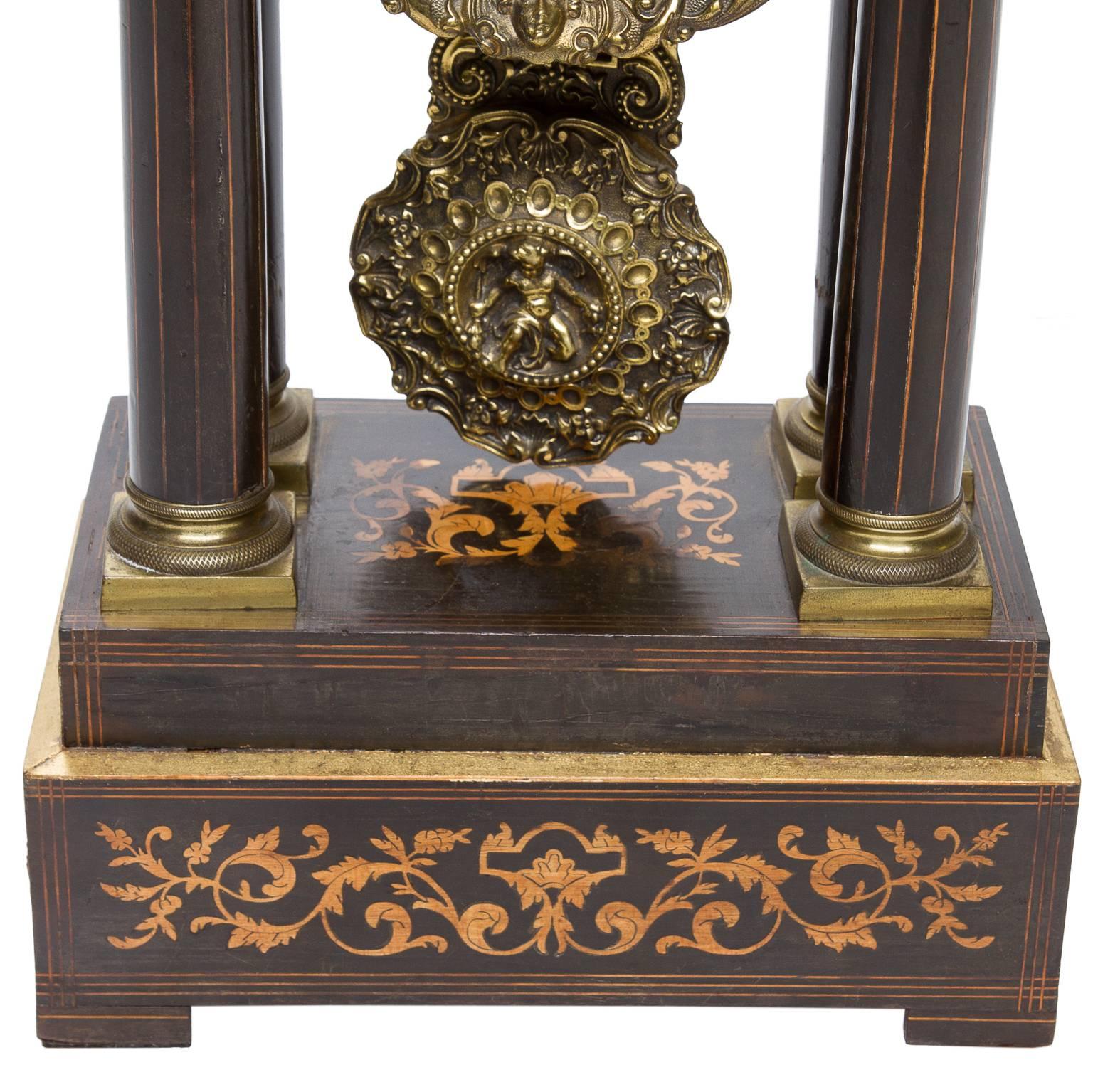 A very nice quality French rosewood and satinwood Portico mantel clock with boxwood inlay and fine boxwood stringing to the columns, finishing with brass gilt capitals. The clock has a decorative pendulum and face with silvered dial. The movement is