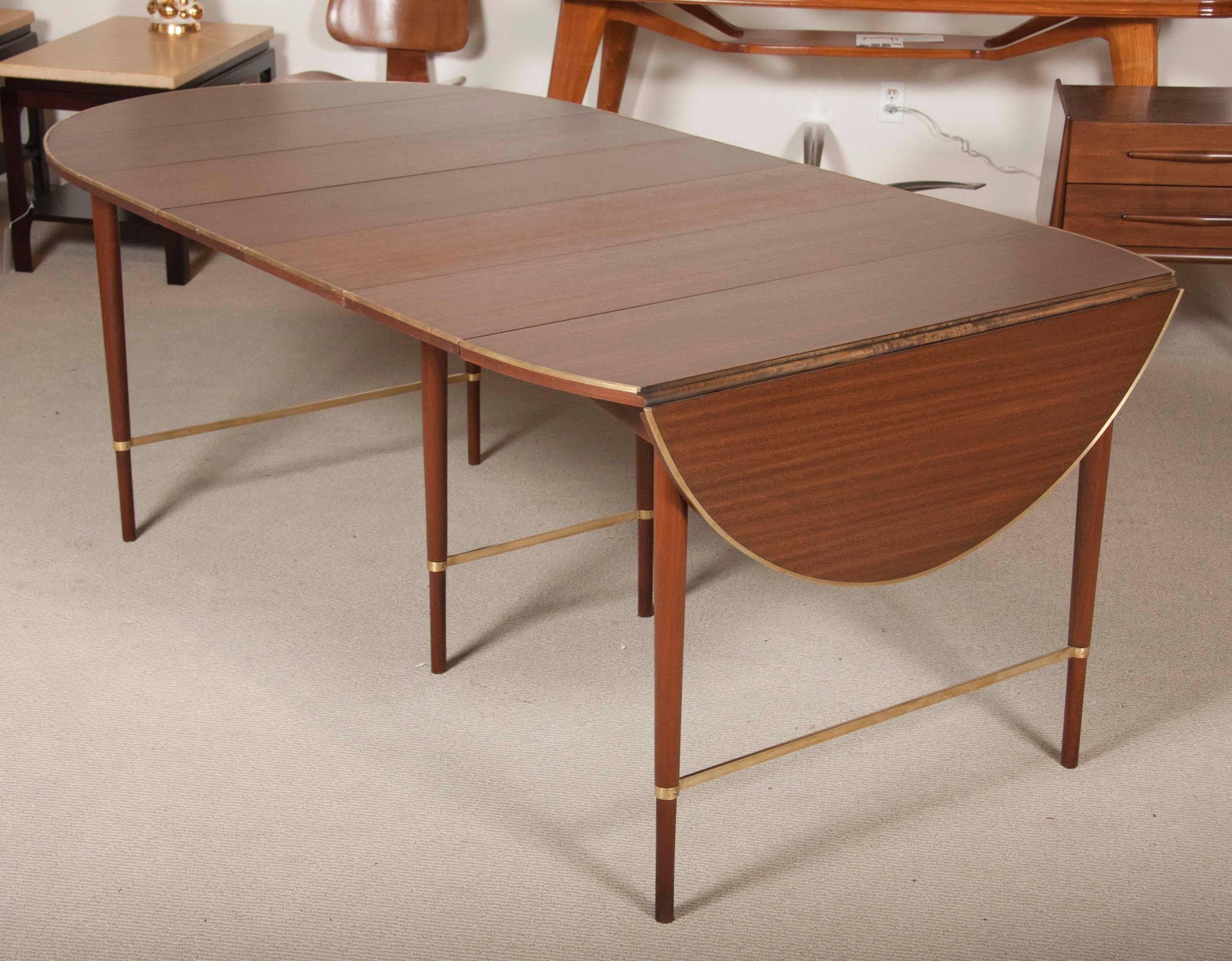 Paul McCobb Connoisseur Collection Table de salle à manger en noyer et laiton Bon état - En vente à Stamford, CT