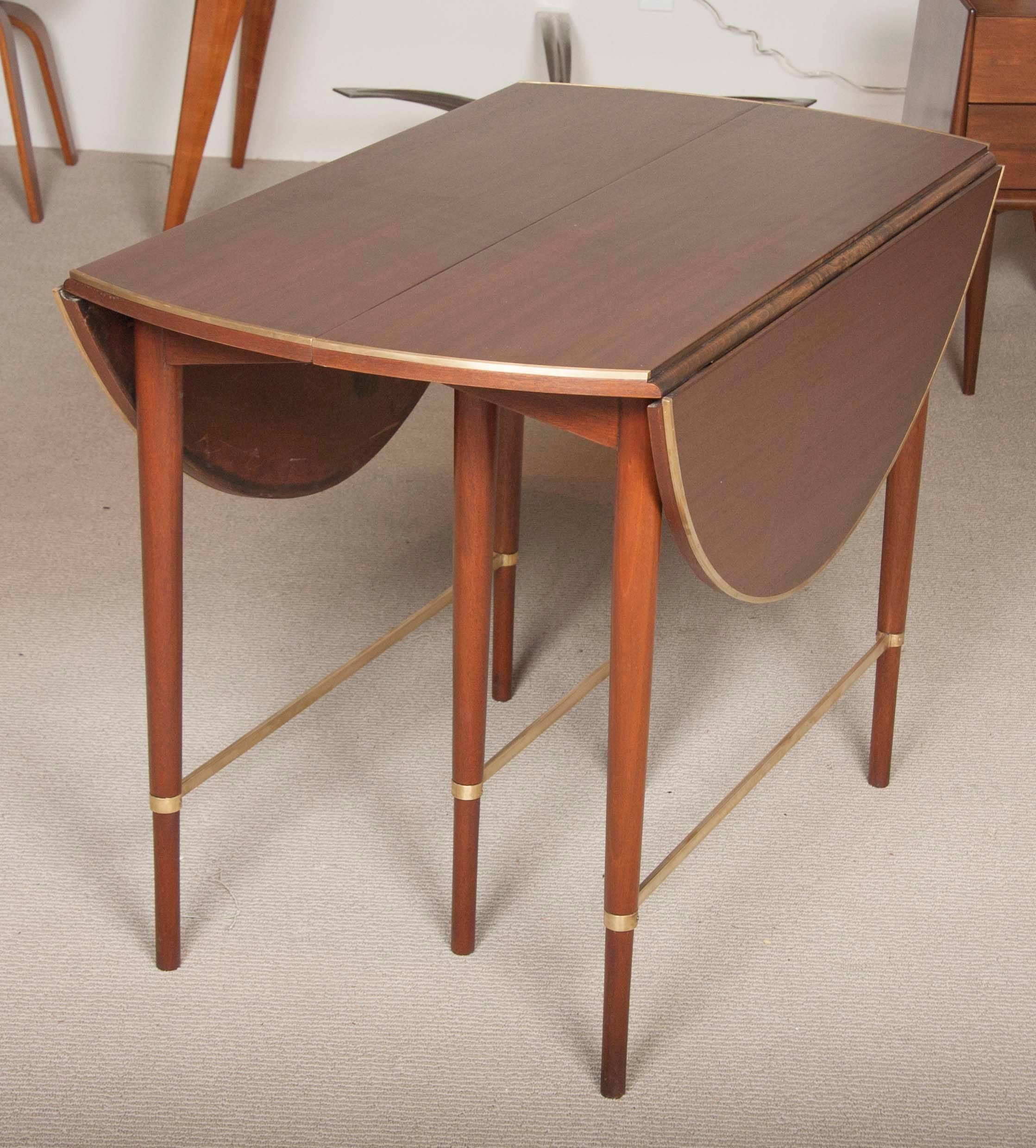 Paul McCobb Connoisseur Collection Table de salle à manger en noyer et laiton en vente 1