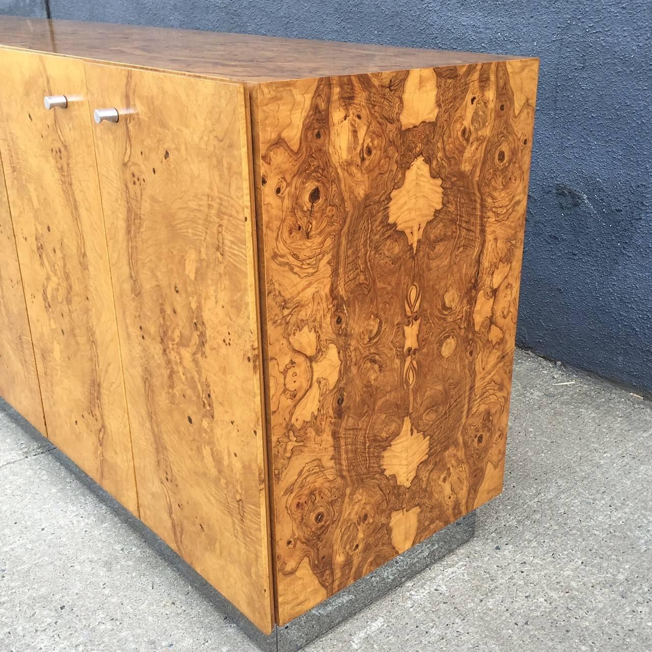 Milo Baughman for Thayer Coggin Sideboard in Bookmatched Burled Olive Wood In Excellent Condition In Stamford, CT