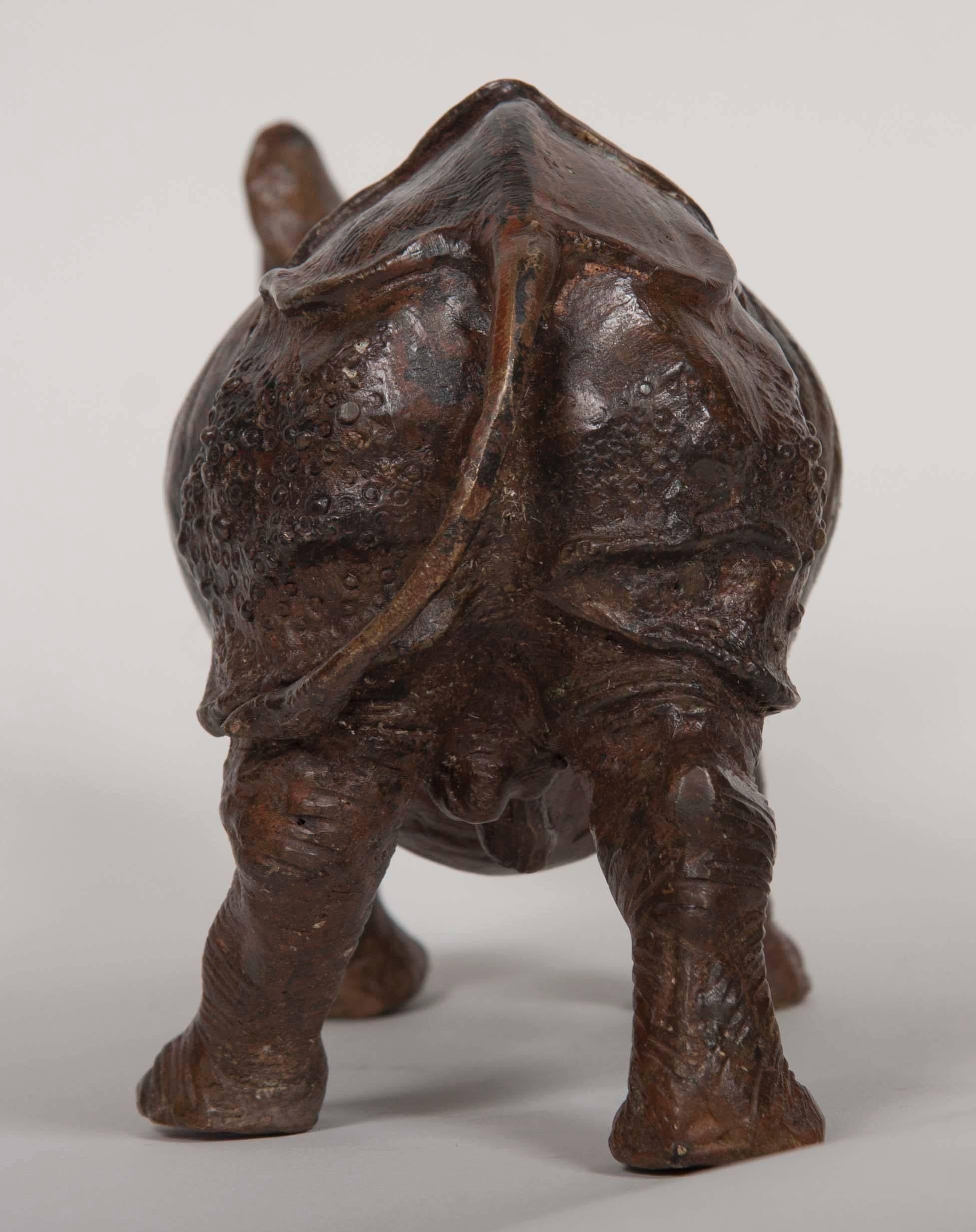 Un bronze japonais de la fin du 19ème / début du 20ème siècle représentant un rhinocéros avec une patine magnifique.