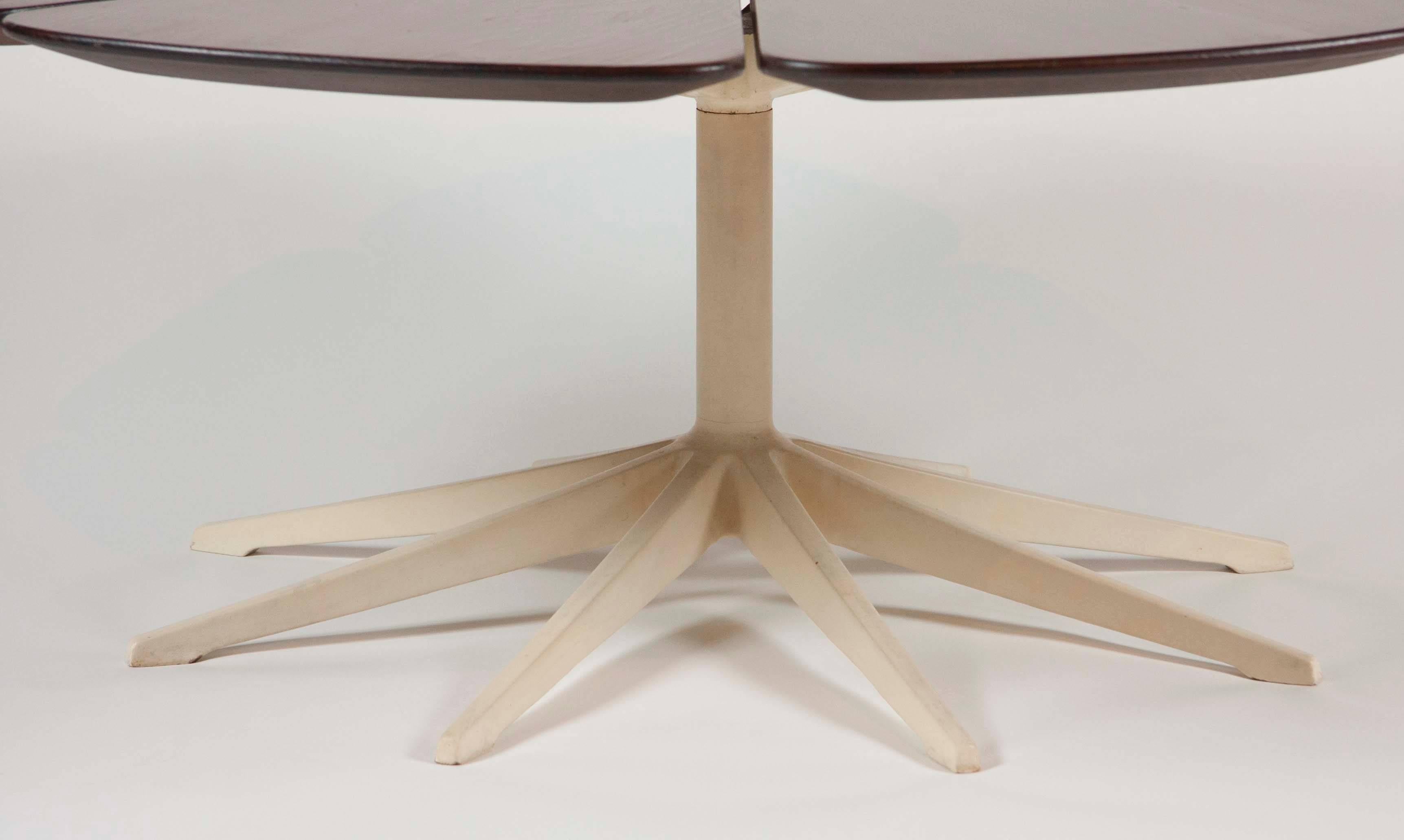 Moderne Table basse à pétales en bois rouge Richard Schultz fabriquée par Knoll en vente