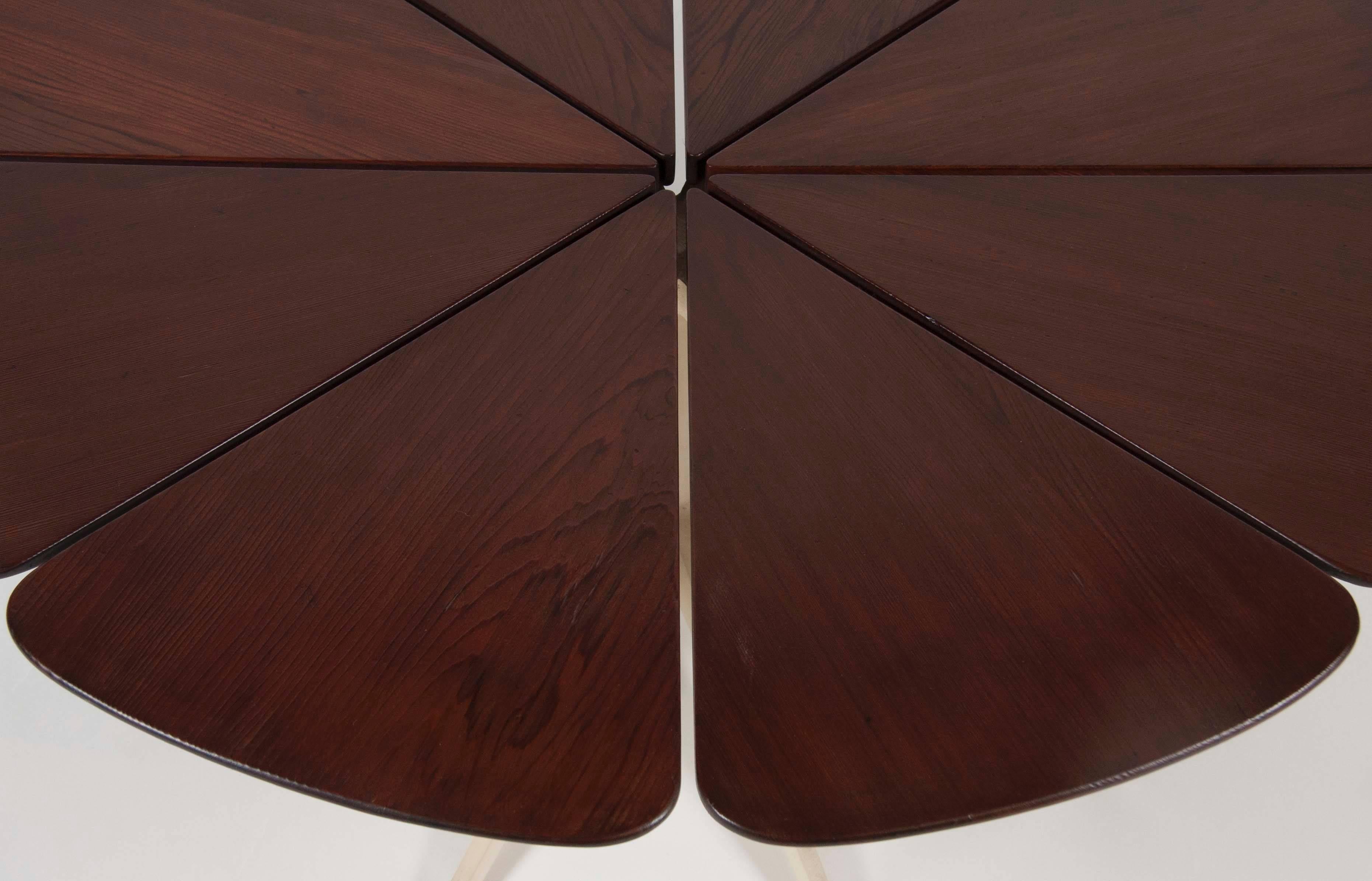Table basse à pétales en bois rouge Richard Schultz fabriquée par Knoll Bon état - En vente à Stamford, CT