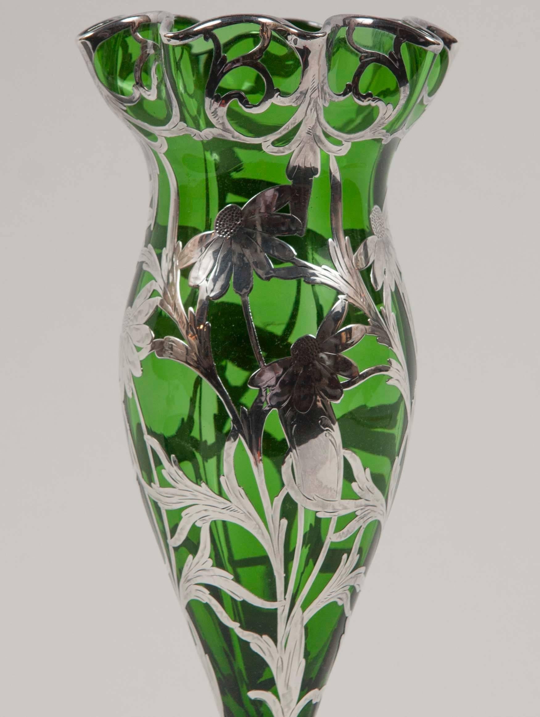 Jugendstil-Vase aus Sterling über grünem Glas, Alvin Sterling (Art nouveau) im Angebot