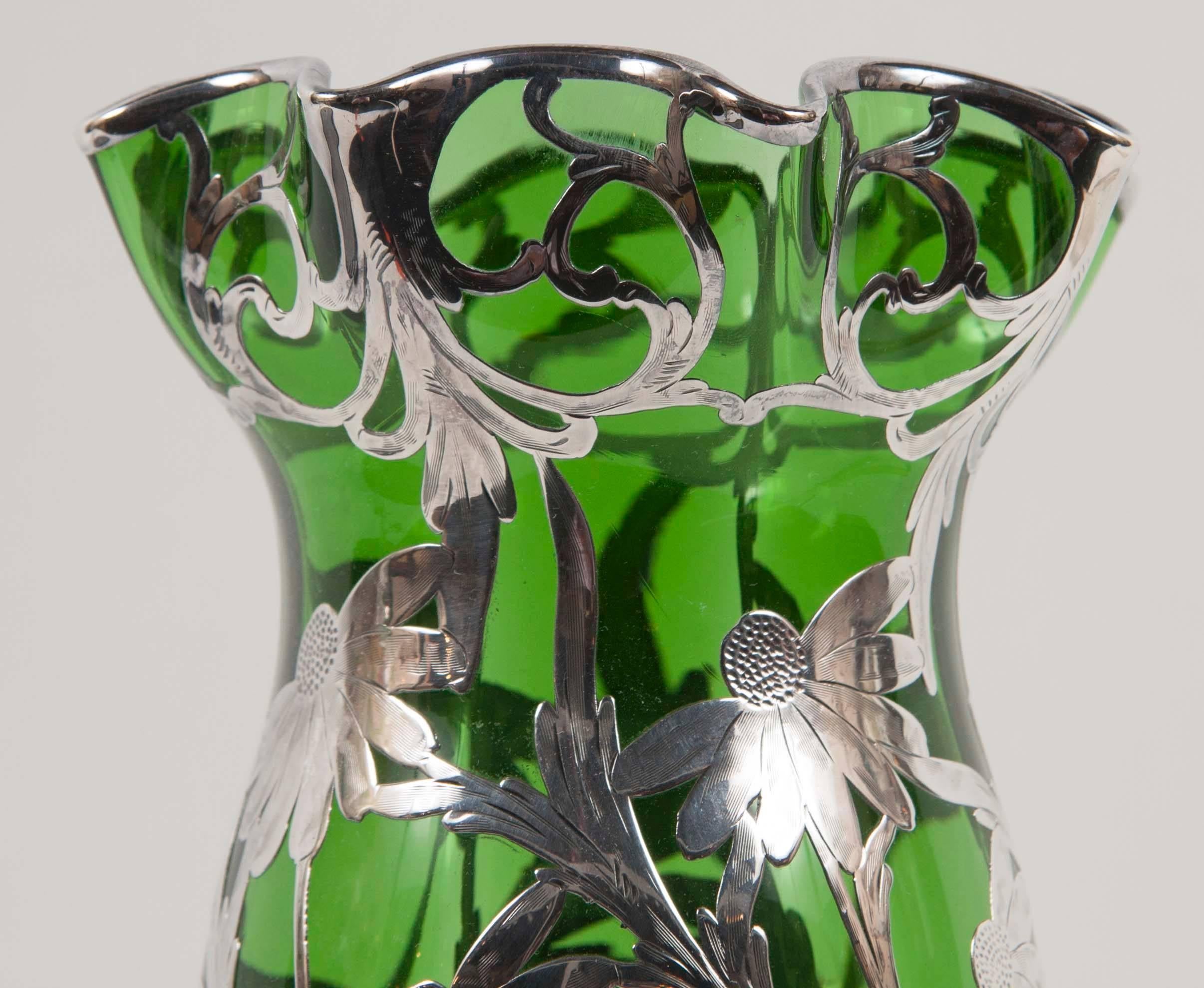 Jugendstil-Vase aus Sterling über grünem Glas, Alvin Sterling im Zustand „Gut“ im Angebot in Stamford, CT
