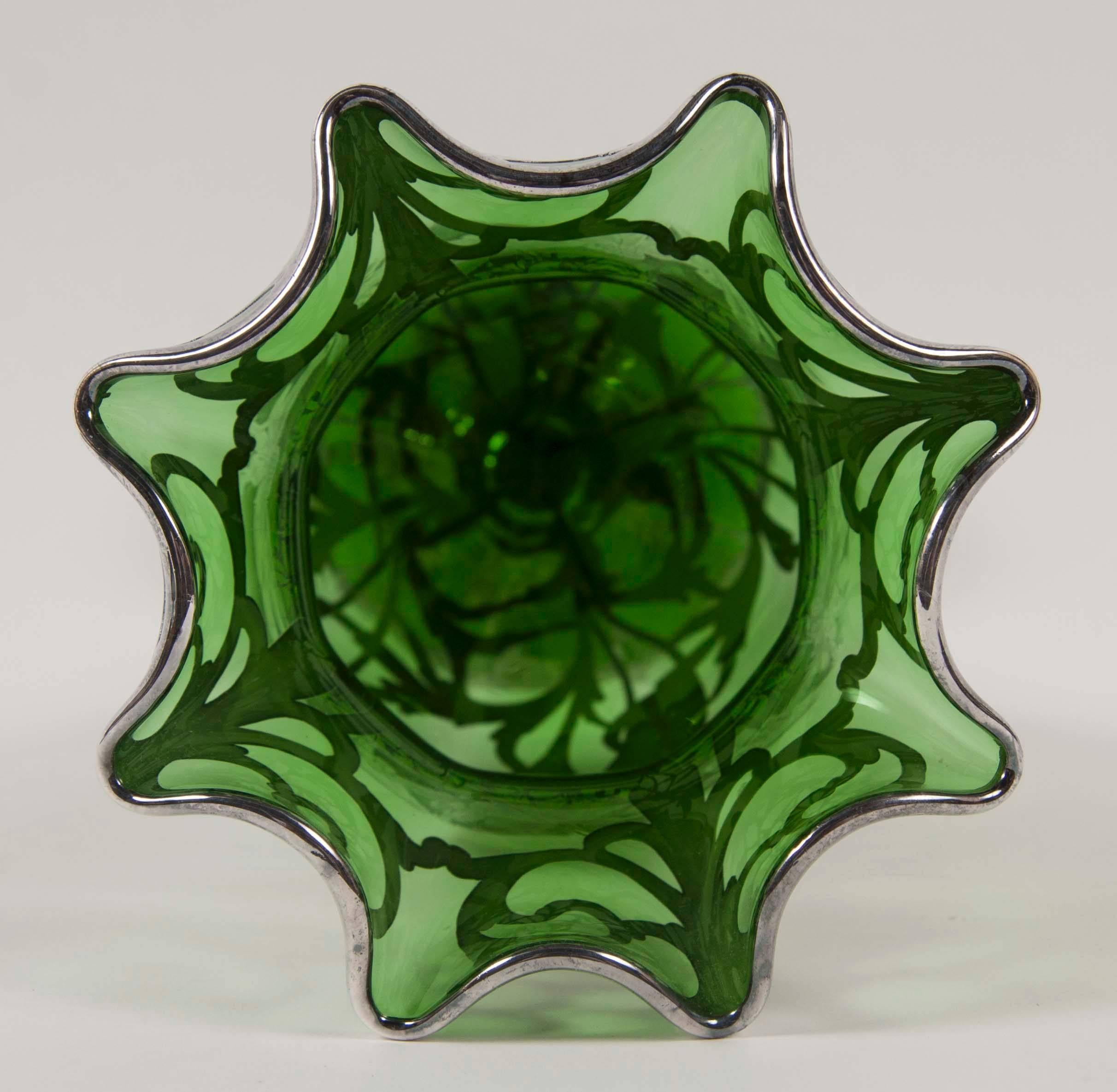 Jugendstil-Vase aus Sterling über grünem Glas, Alvin Sterling (Frühes 20. Jahrhundert) im Angebot