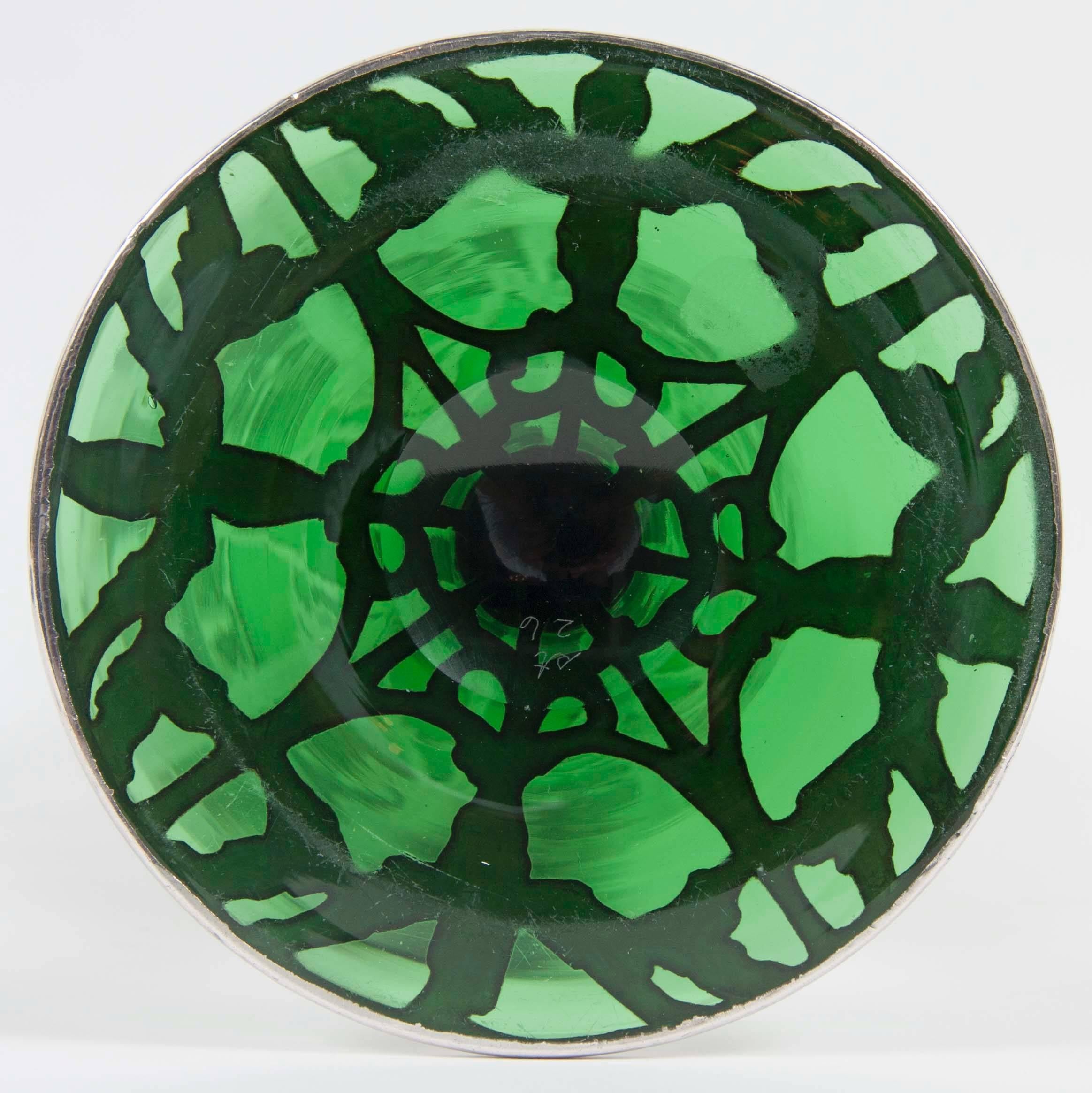 Vase aus grünem Sterling-Glas im Jugendstil von Alvin im Angebot 3