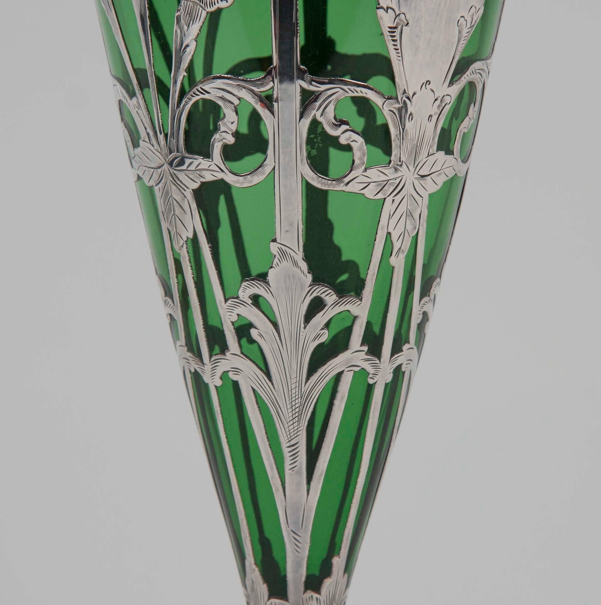 Vase aus grünem Sterling-Glas im Jugendstil von Alvin (Art nouveau) im Angebot