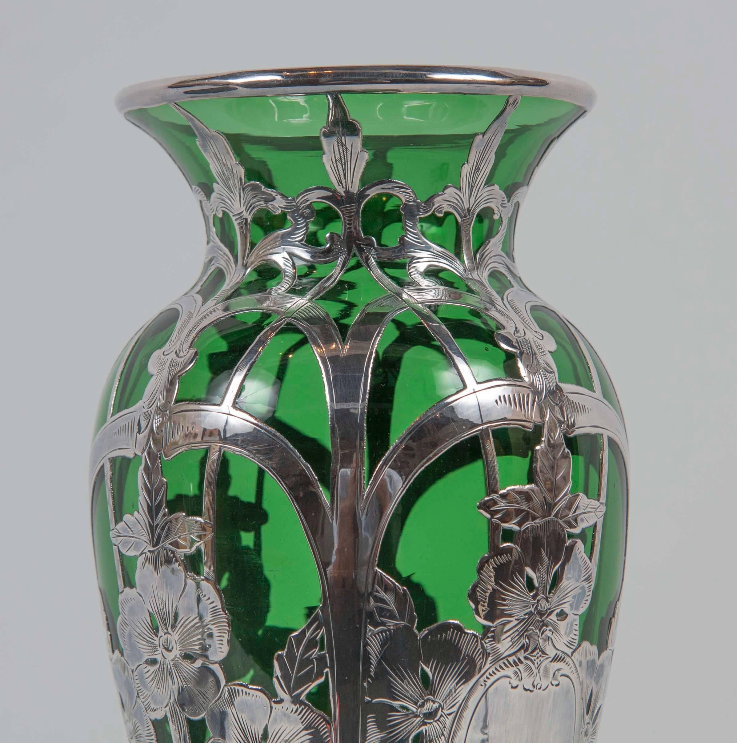 Vase aus grünem Sterling-Glas im Jugendstil von Alvin (amerikanisch) im Angebot
