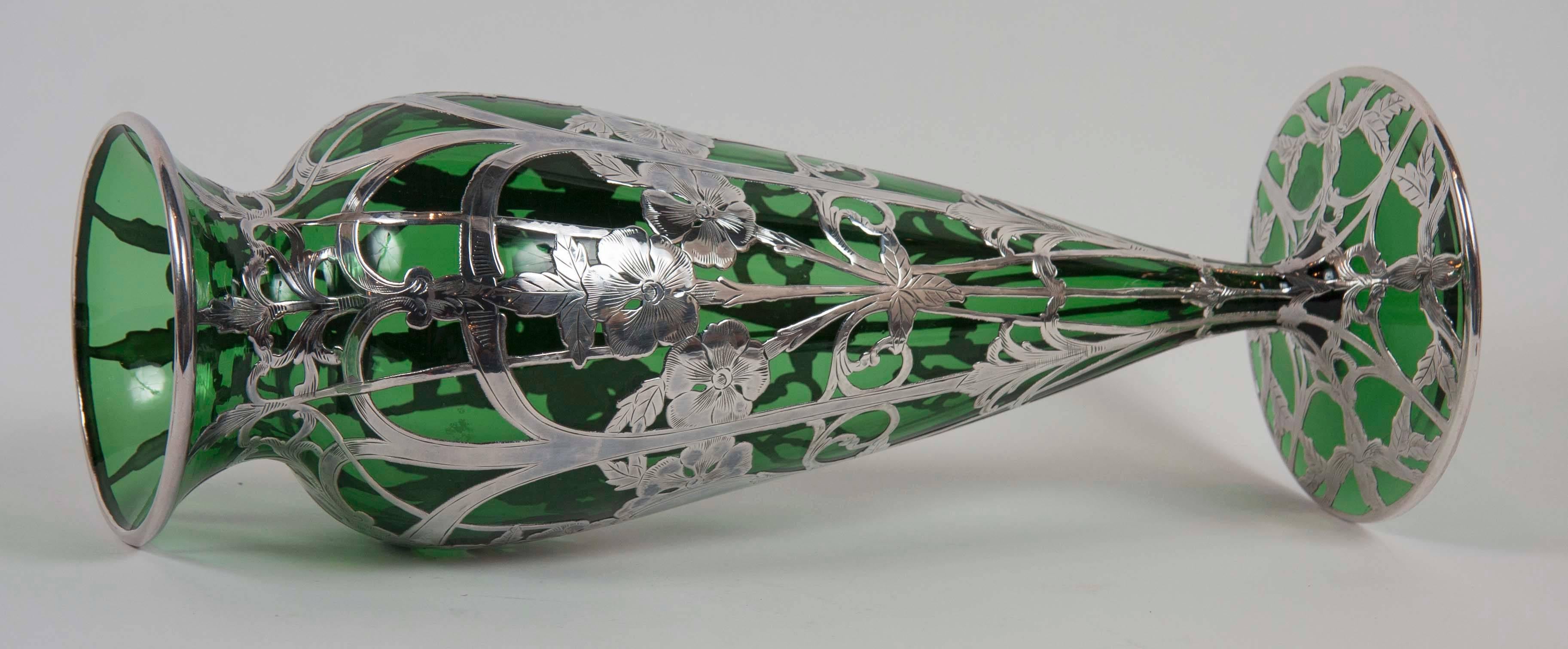 Vase aus grünem Sterling-Glas im Jugendstil von Alvin (Glaskunst) im Angebot