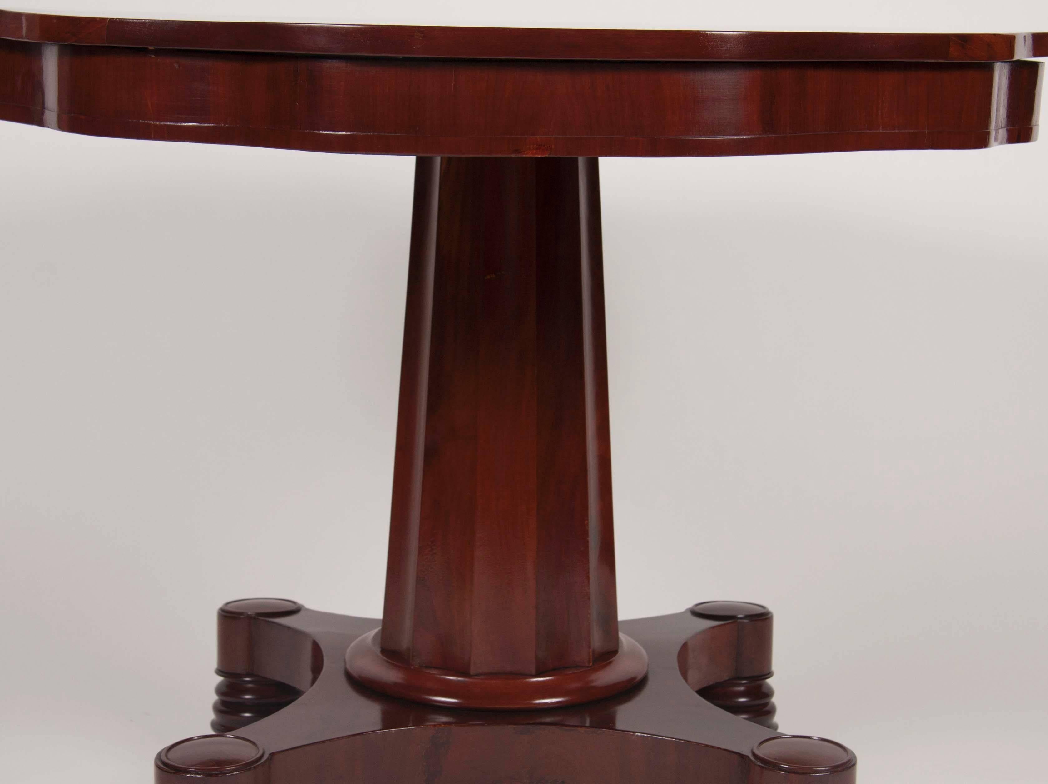 American Mahogany Empire Center Table In Good Condition In Stamford, CT