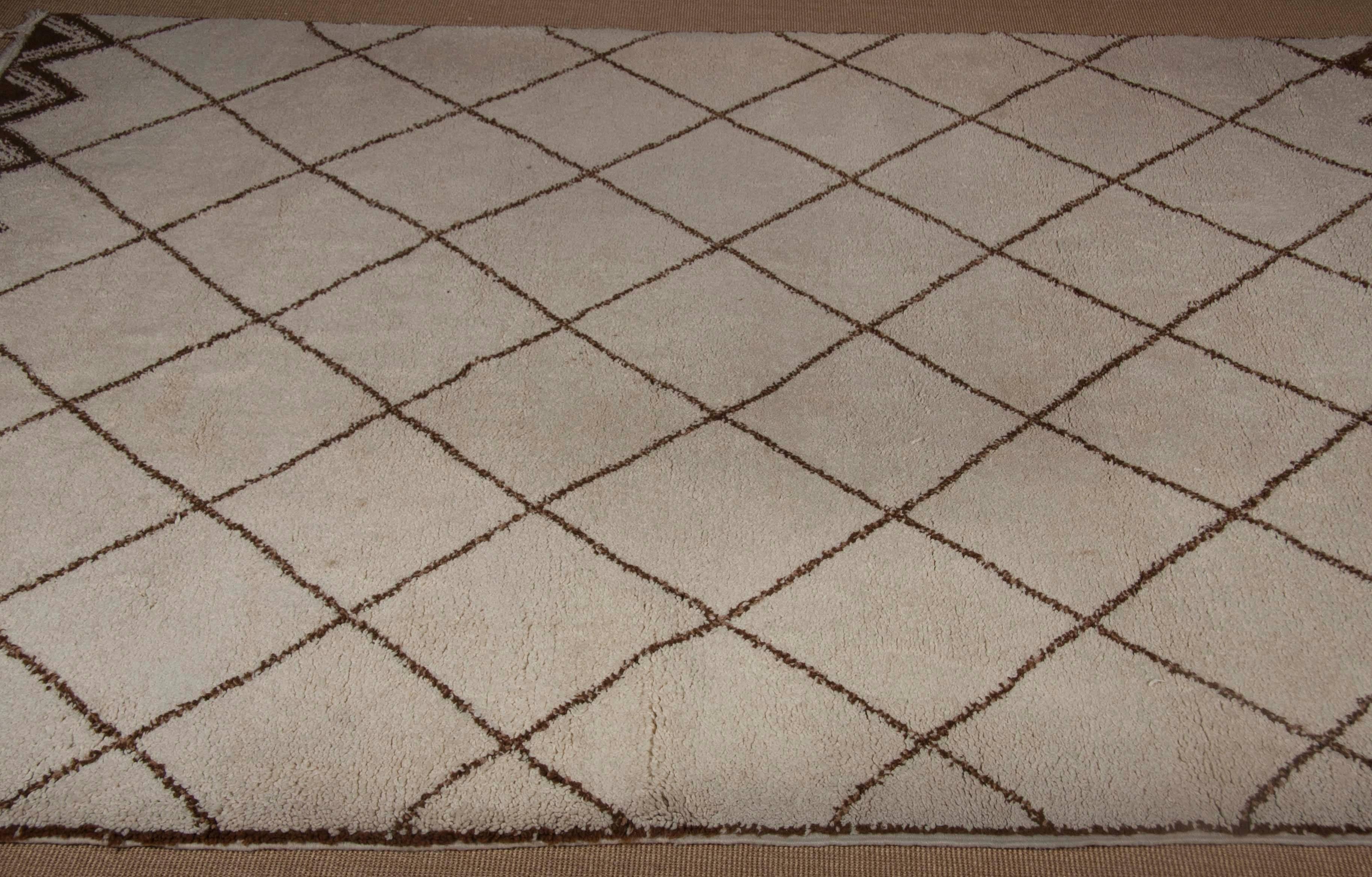 Modern Moroccan Hand Knotted Wool Rug For Sale