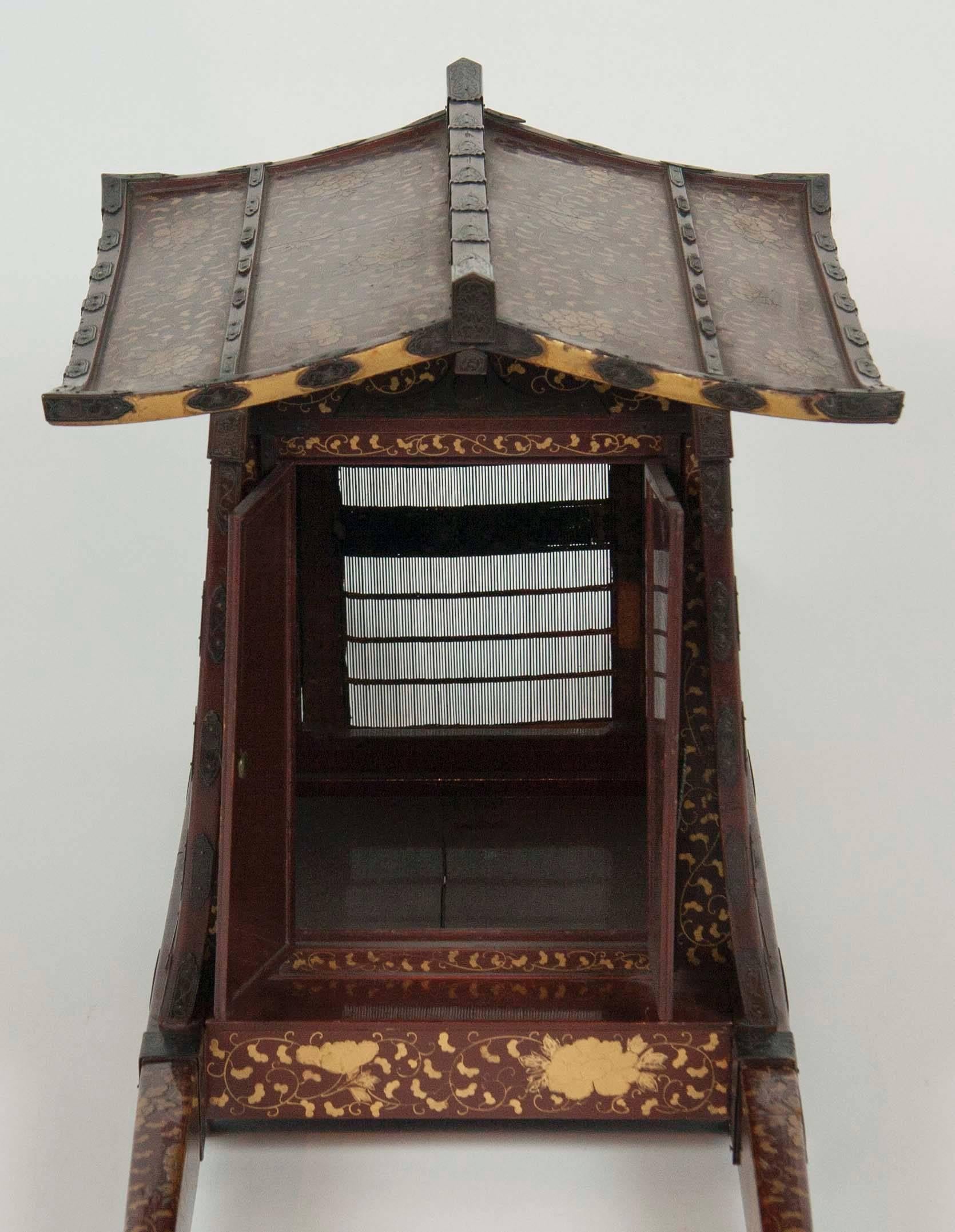 Japanese Edo-Meiji Period Lacquered Palanquin In Good Condition For Sale In Stamford, CT