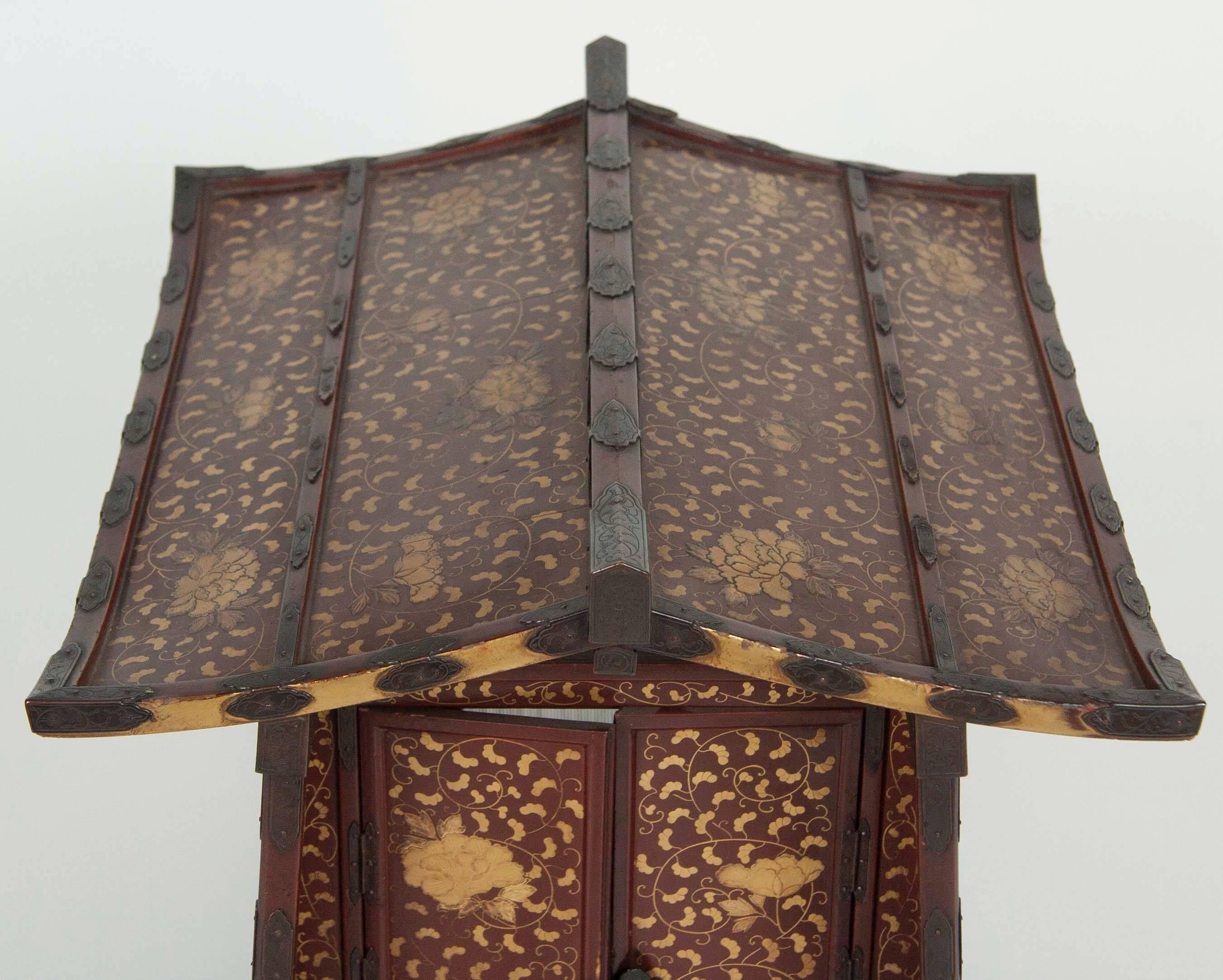 Late 19th Century Japanese Edo-Meiji Period Lacquered Palanquin For Sale