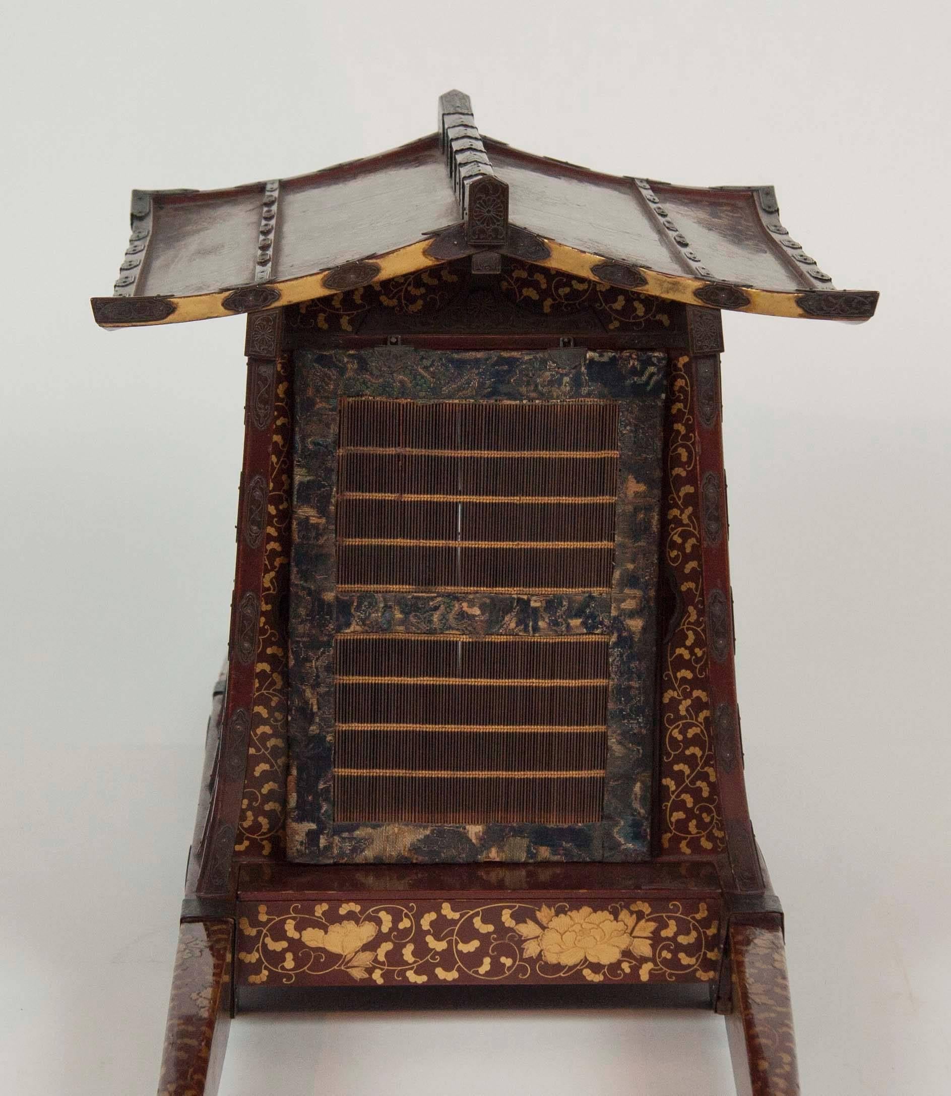 Japanese Edo-Meiji Period Lacquered Palanquin For Sale 2