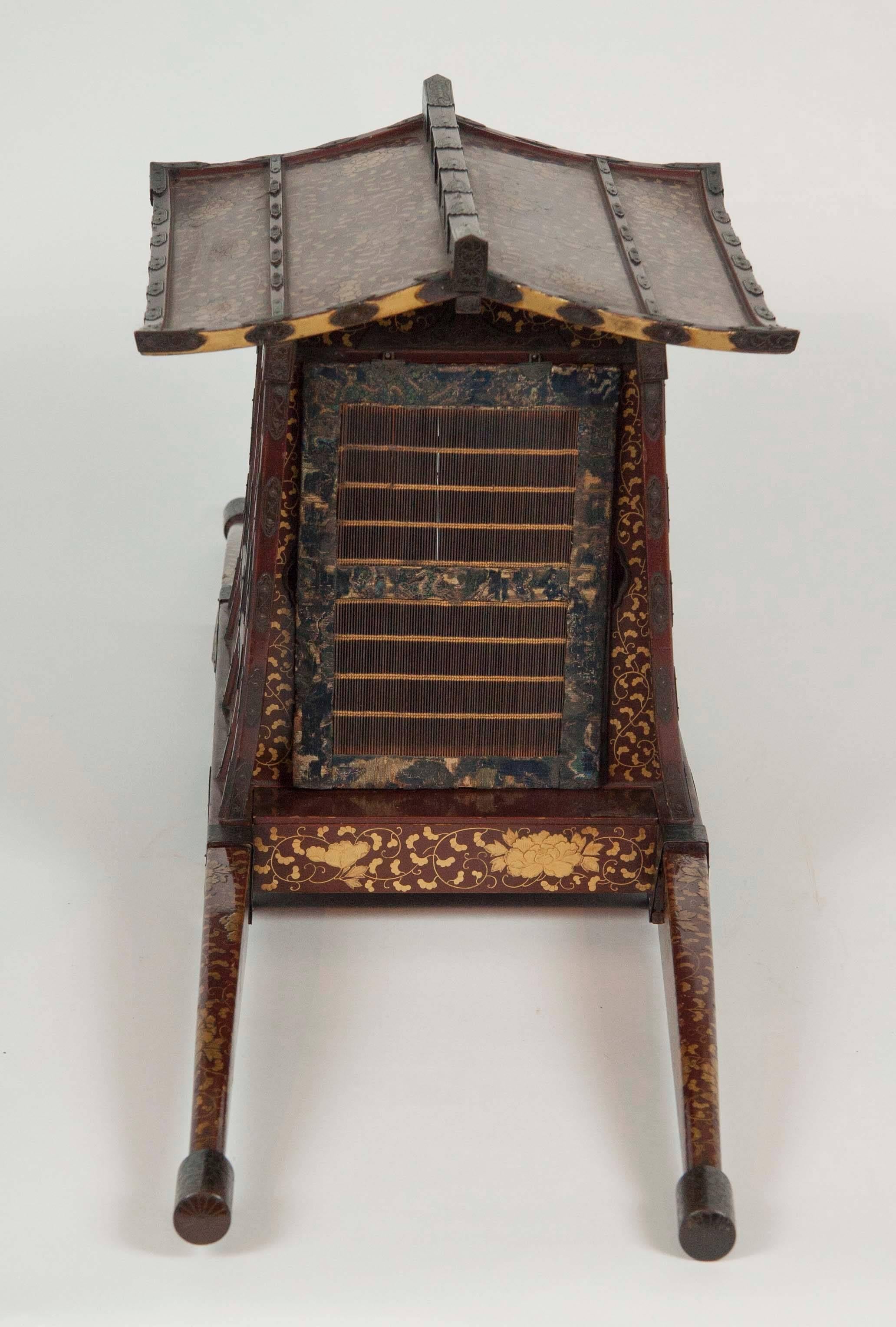 Japanese Edo-Meiji Period Lacquered Palanquin For Sale 1