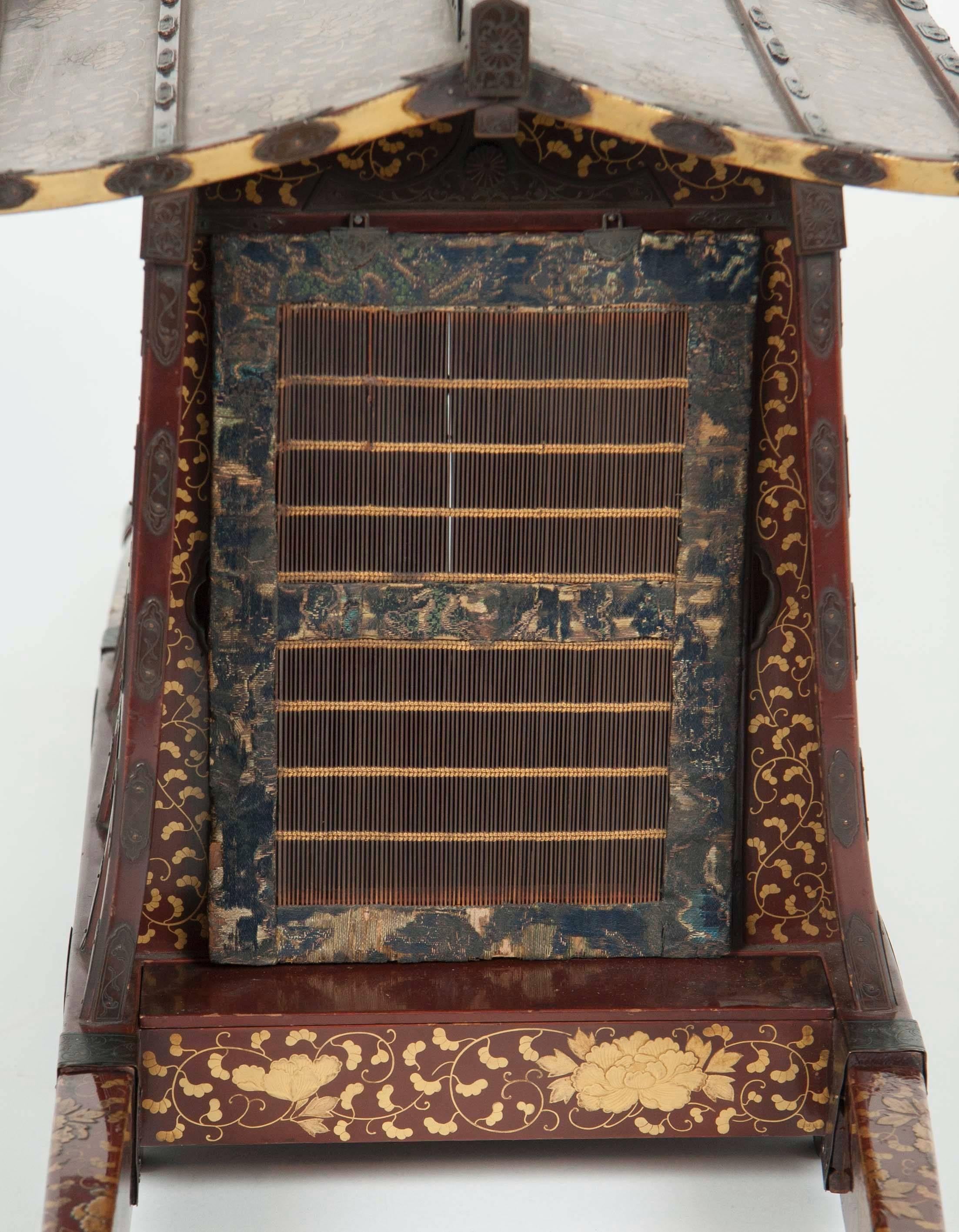 Japanese Edo-Meiji Period Lacquered Palanquin For Sale 3