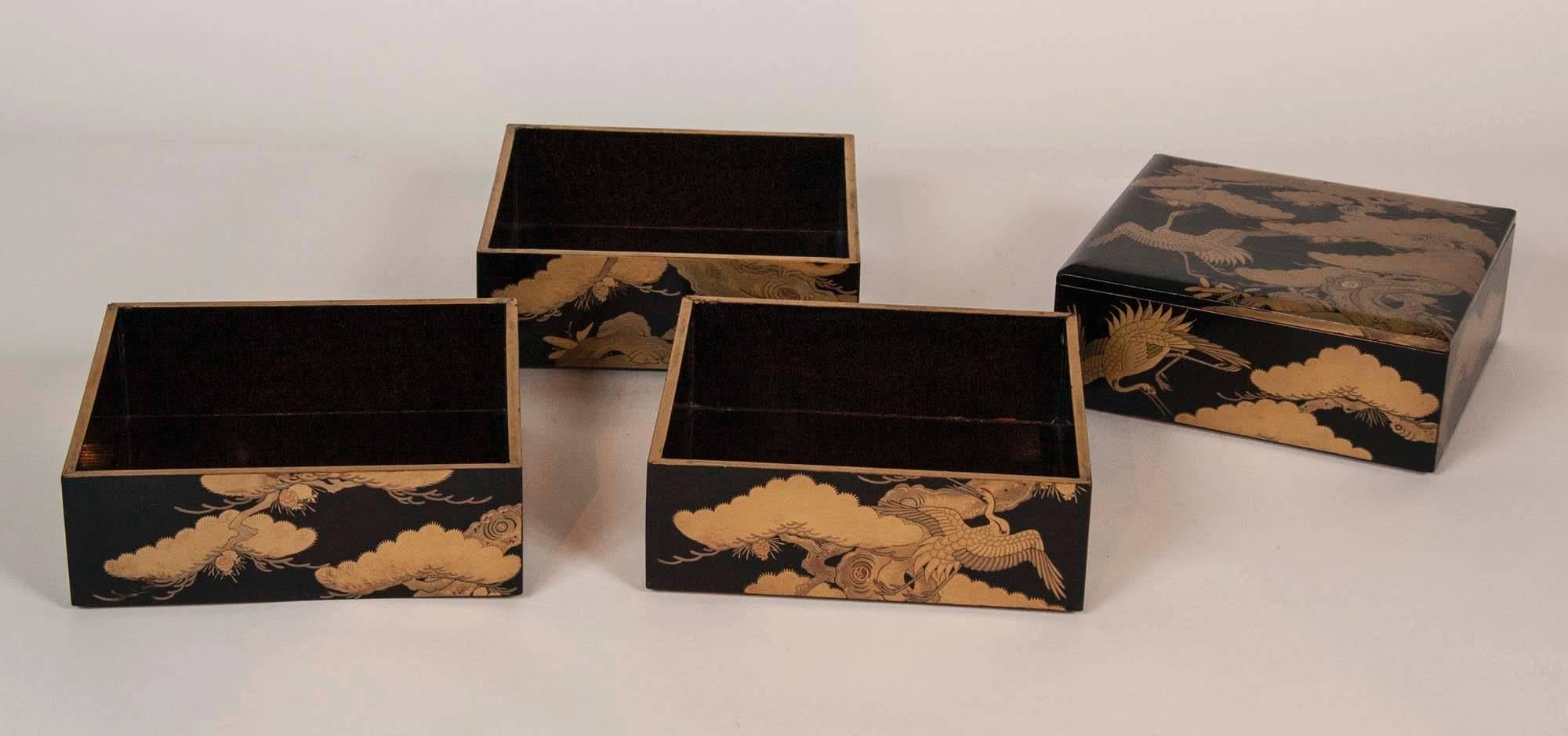 Caja Jubako Japonesa de Laca Negra con Motivo de Cigüeña en venta 1