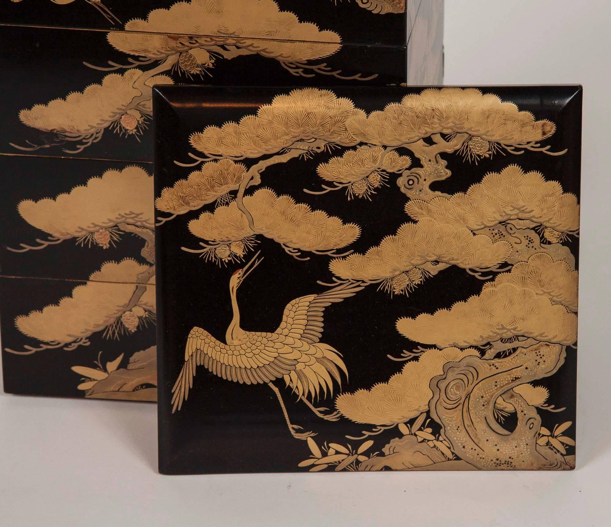 Caja Jubako Japonesa de Laca Negra con Motivo de Cigüeña siglo XIX en venta