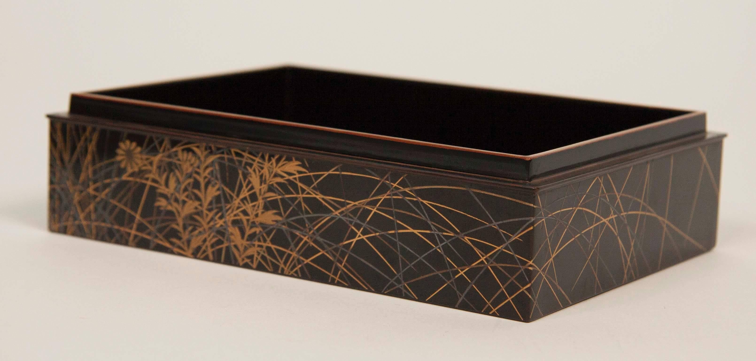 Japanese Makie Lacquer Box In Excellent Condition In Stamford, CT