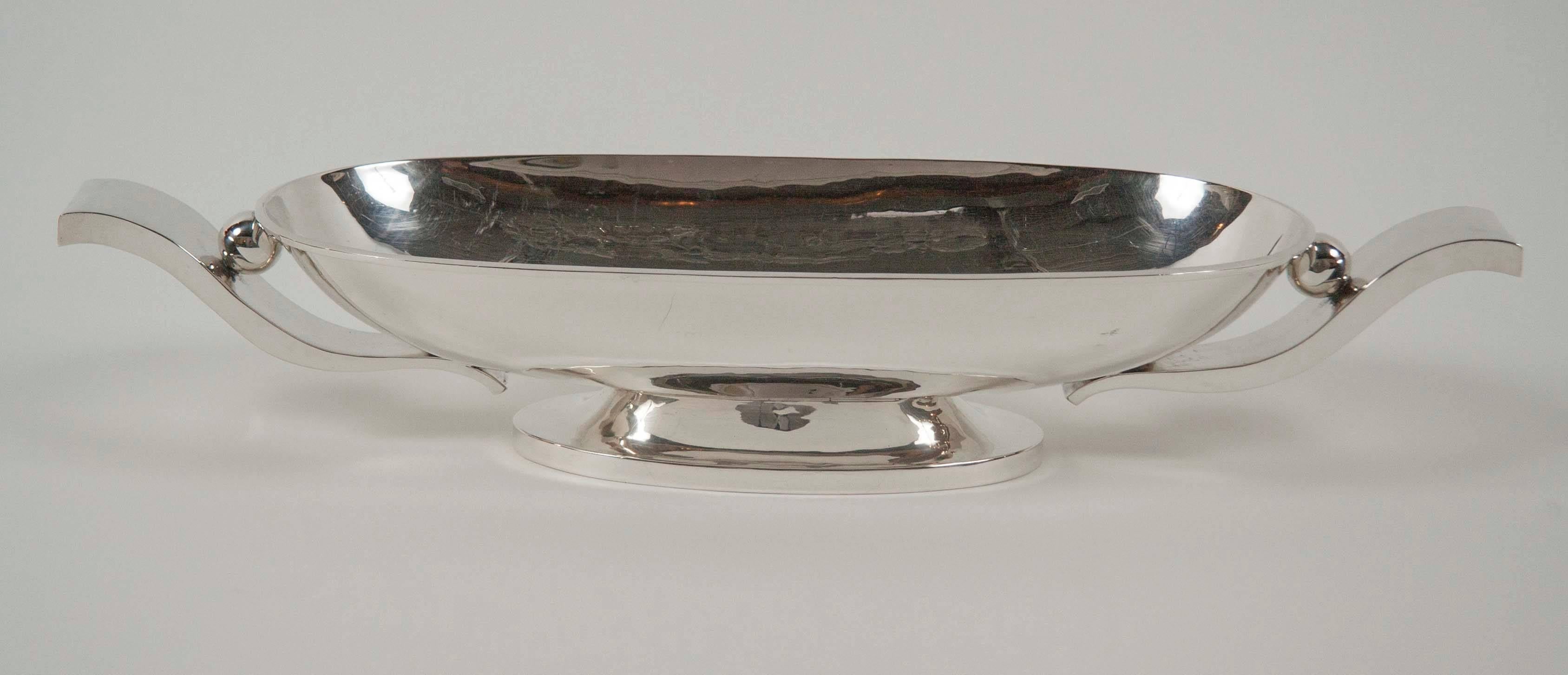 A handsome Art Deco style sterling silver centre bowl of Modern oval form with two handles by Mexican silversmith Tango Aceves. Taxco, Mexico.