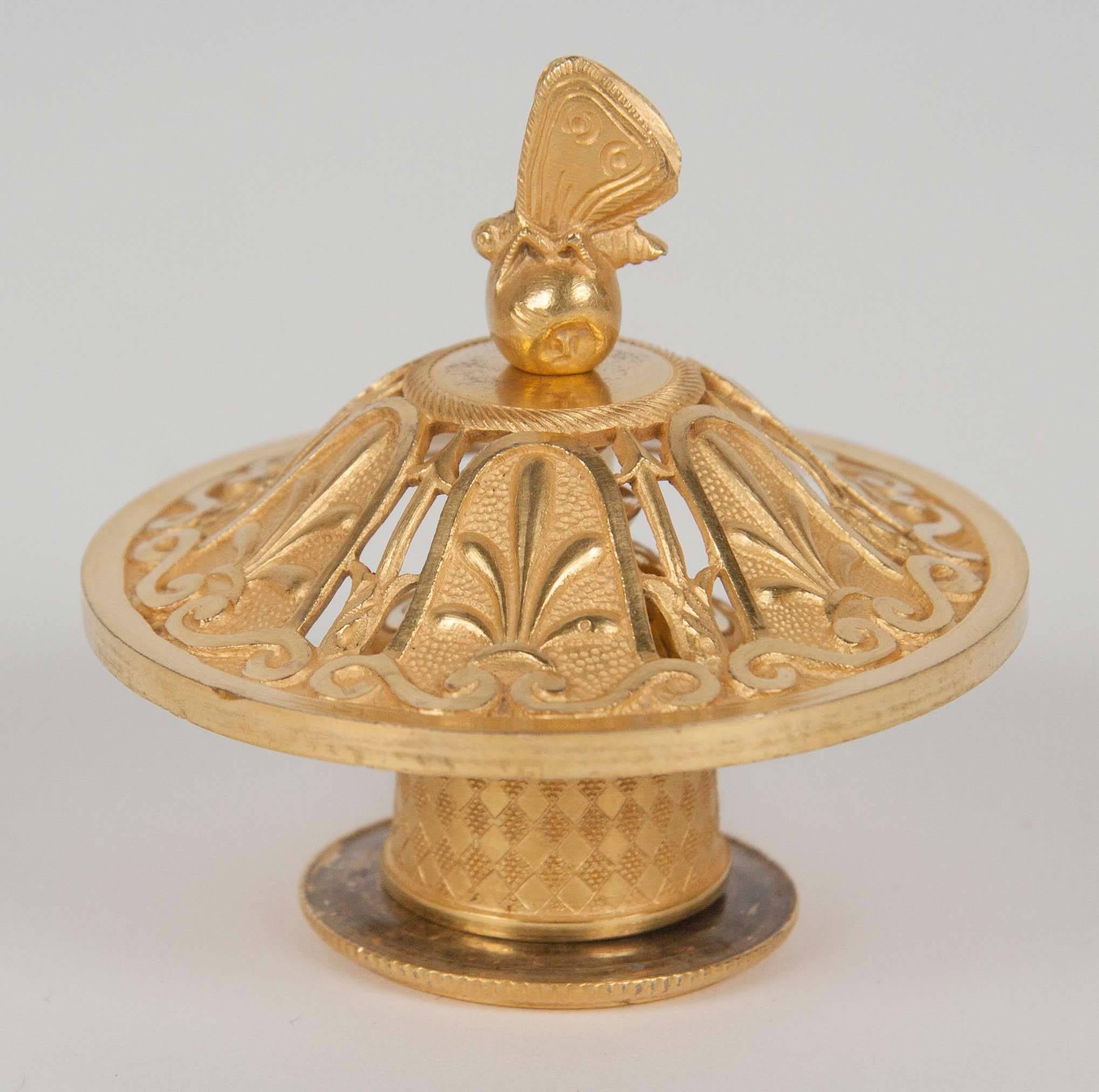 Coppia di cassolette o candelabri francesi in bronzo ormoluto in vendita 2