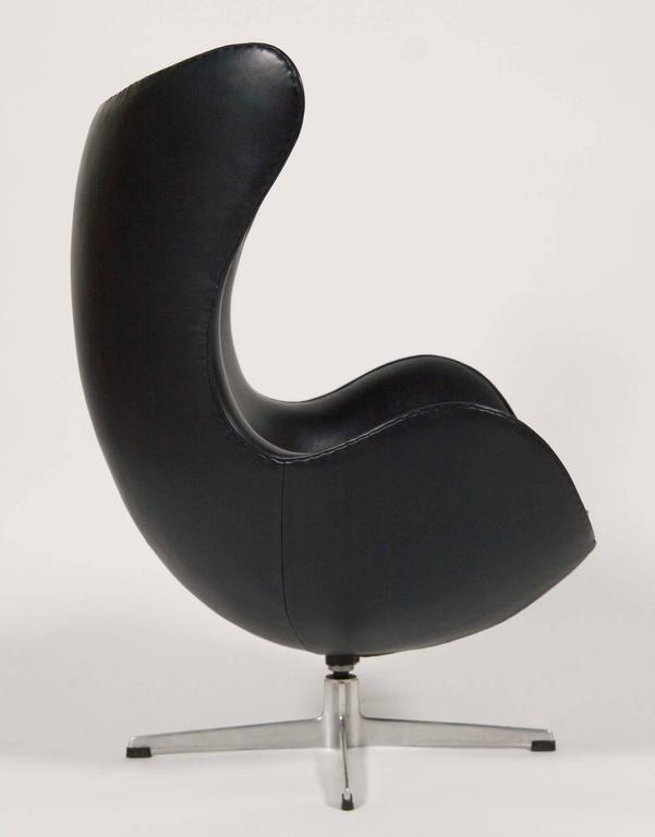 Arne Jacobsen Egg Chair In Edelman Leather  In Good Condition For Sale In Stamford, CT