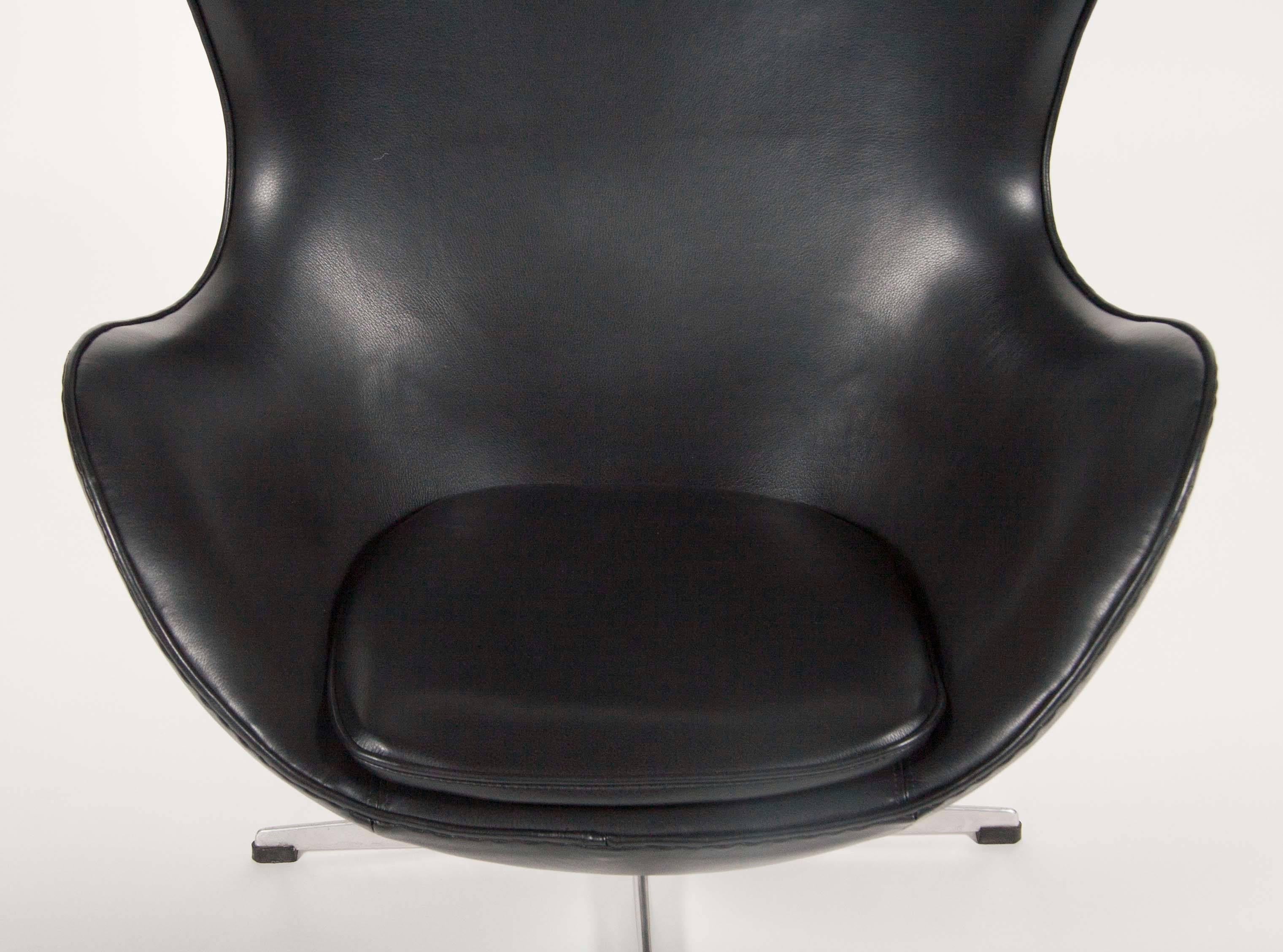 Arne Jacobsen Egg Chair In Edelman Leather  For Sale 4