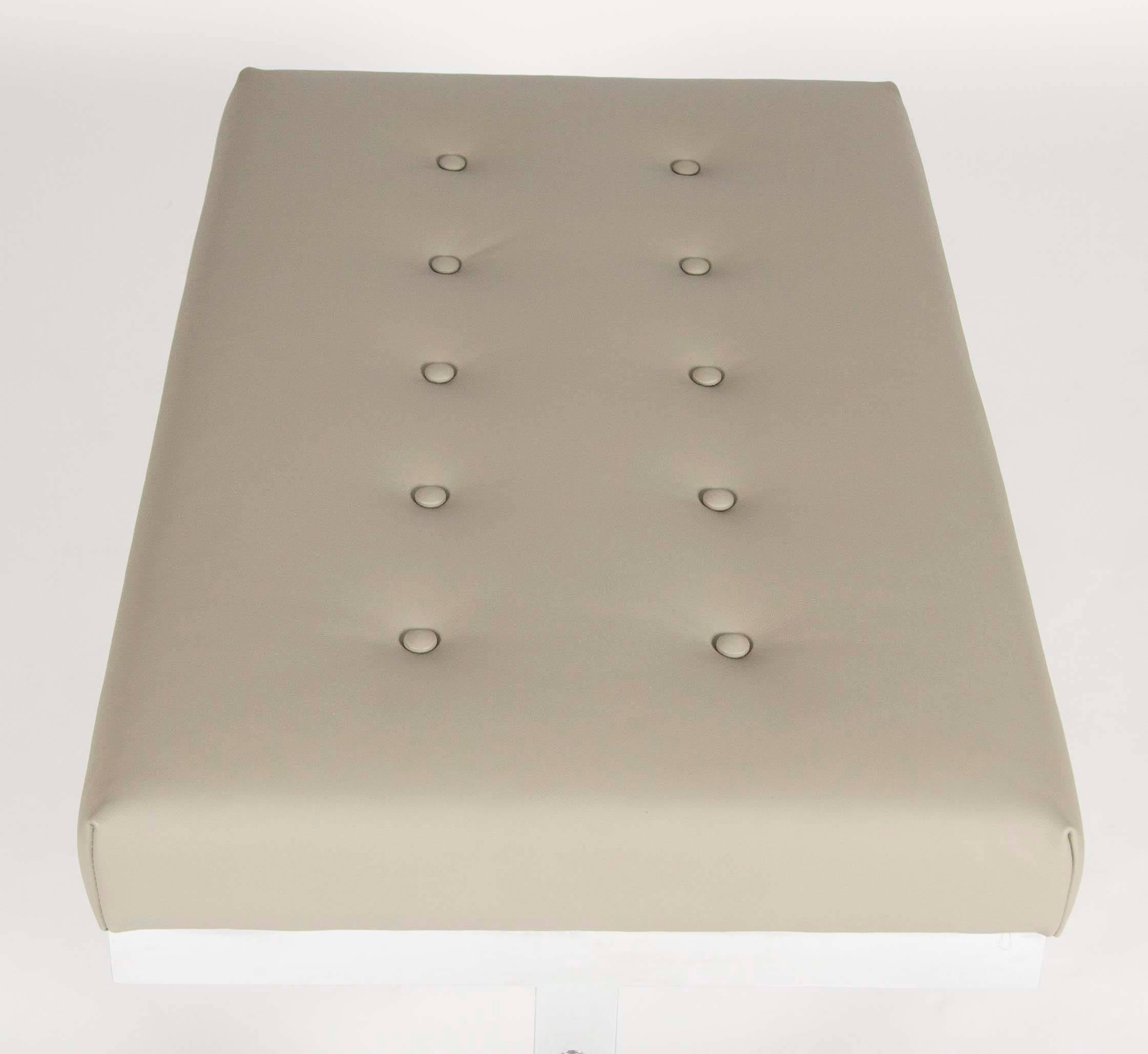 20ième siècle Banc à plateau en cuir et aluminium poli à la manière de Milo Baughman en vente