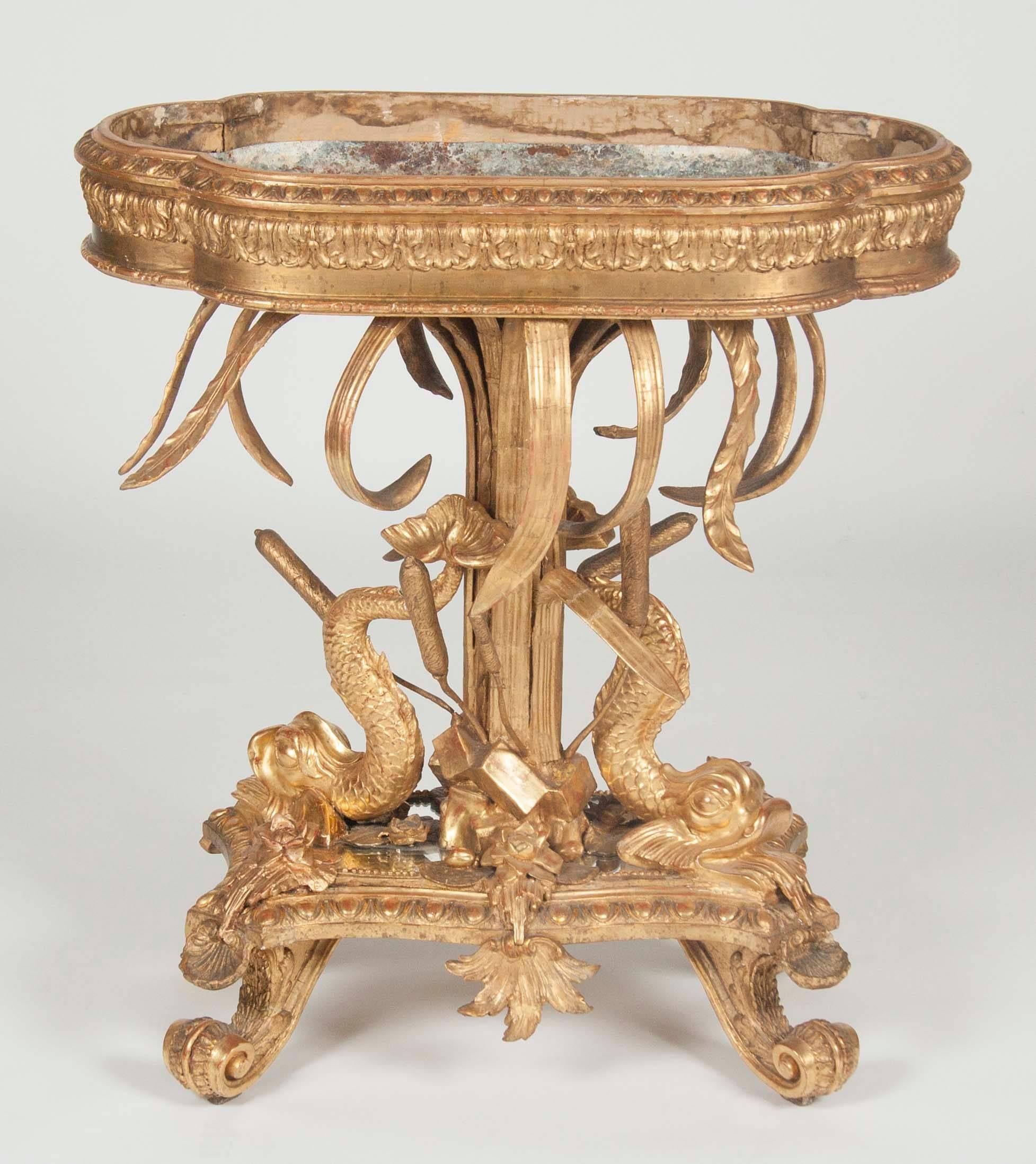 Eine italienische Jardiniere aus vergoldetem Holz der Belle Époque mit Einlage. Eine Jardiniere in ähnlicher Form finden Sie auf Seite 149, 