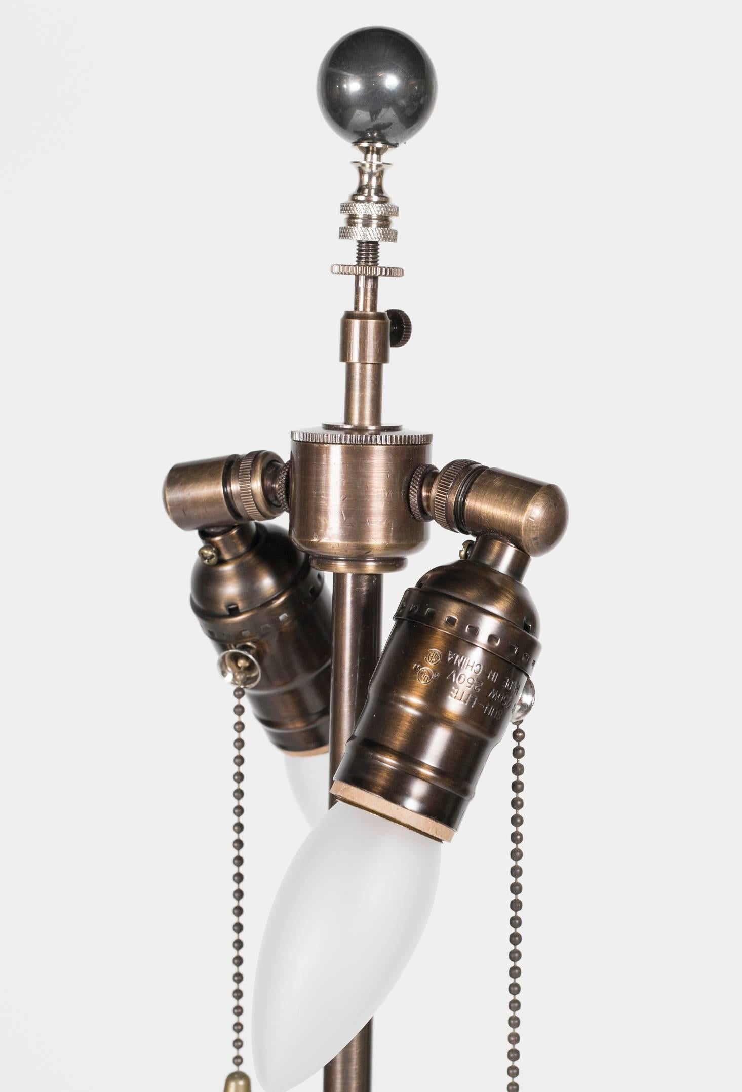 Stehlampe aus Messing und handgeschmiedetem Eisen (20. Jahrhundert)