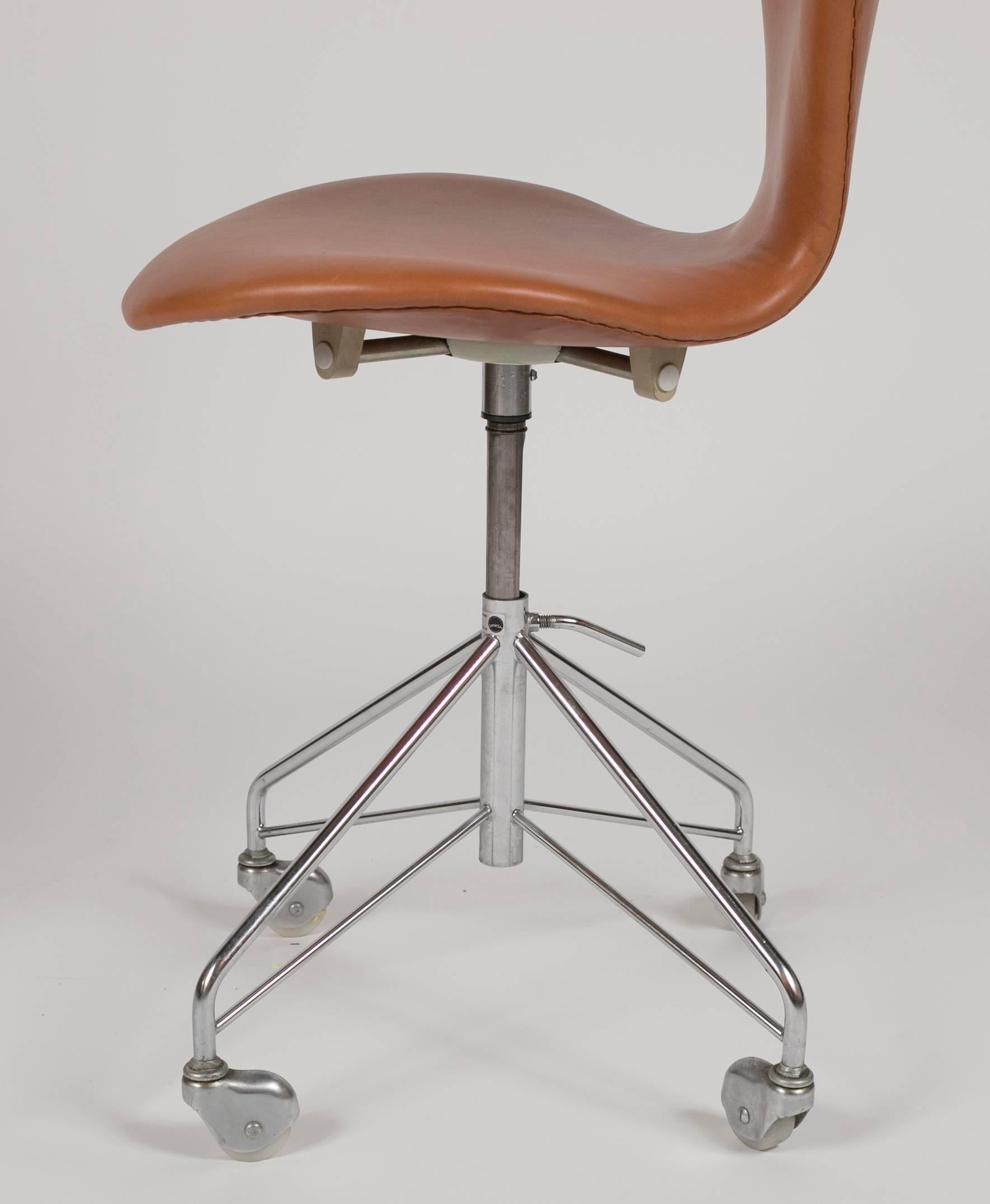 Model 3117 Leather Swivel Desk Chair by Arne Jacobsen for Fritz Hansen In Excellent Condition In Stamford, CT
