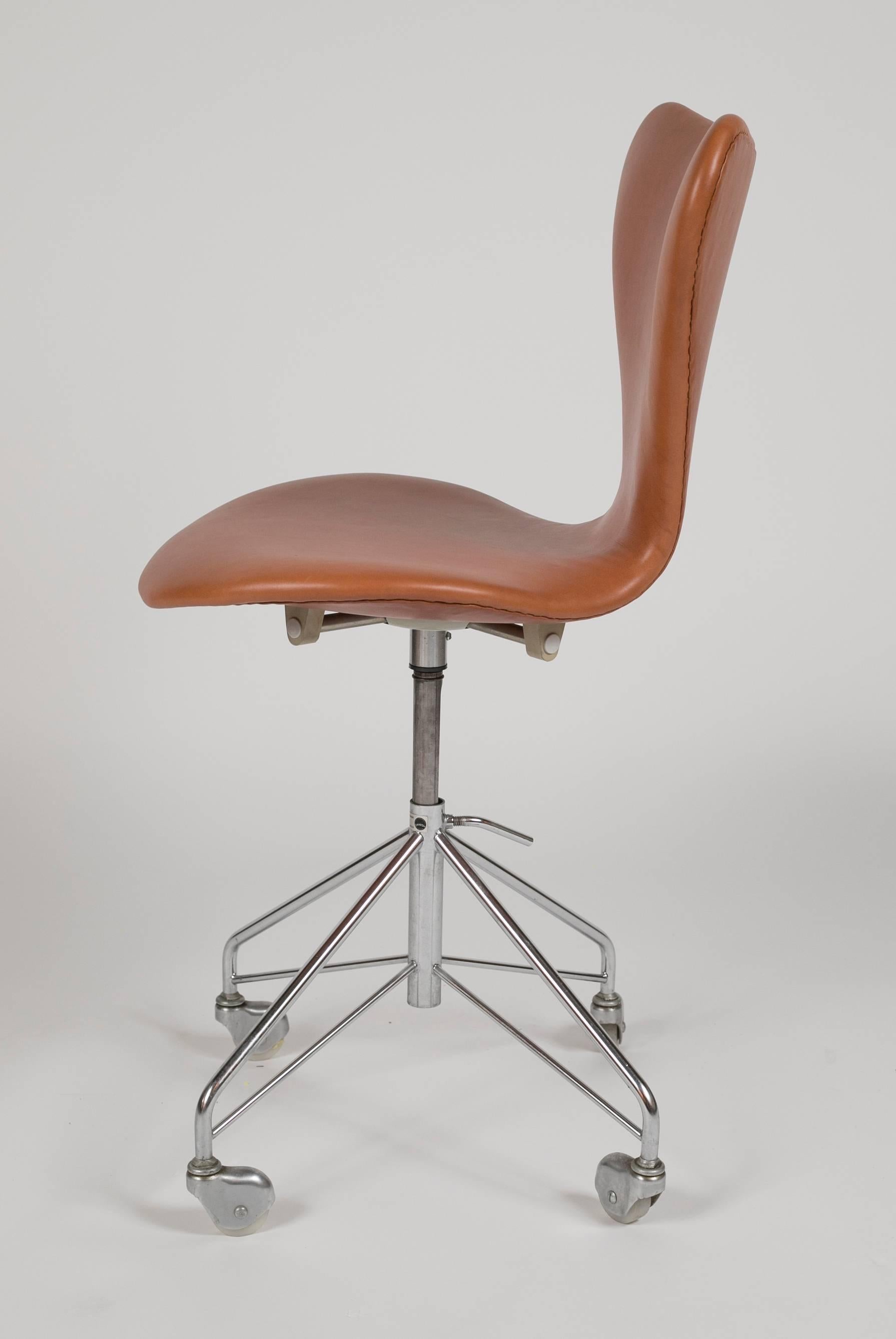 Mid-Century Modern Model 3117 Leather Swivel Desk Chair by Arne Jacobsen for Fritz Hansen