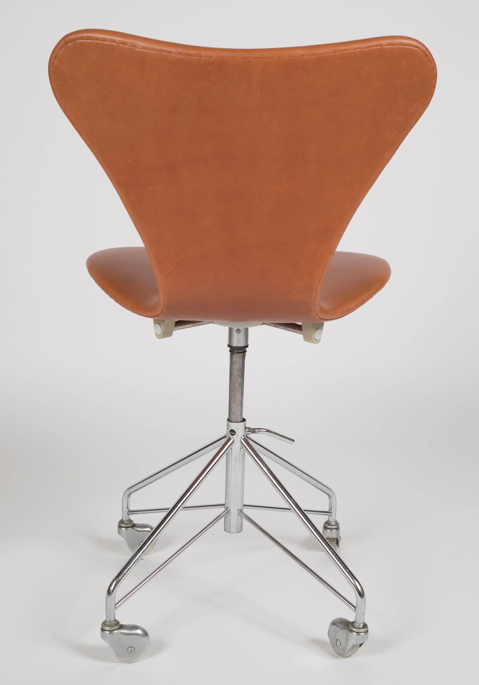Danish Model 3117 Leather Swivel Desk Chair by Arne Jacobsen for Fritz Hansen