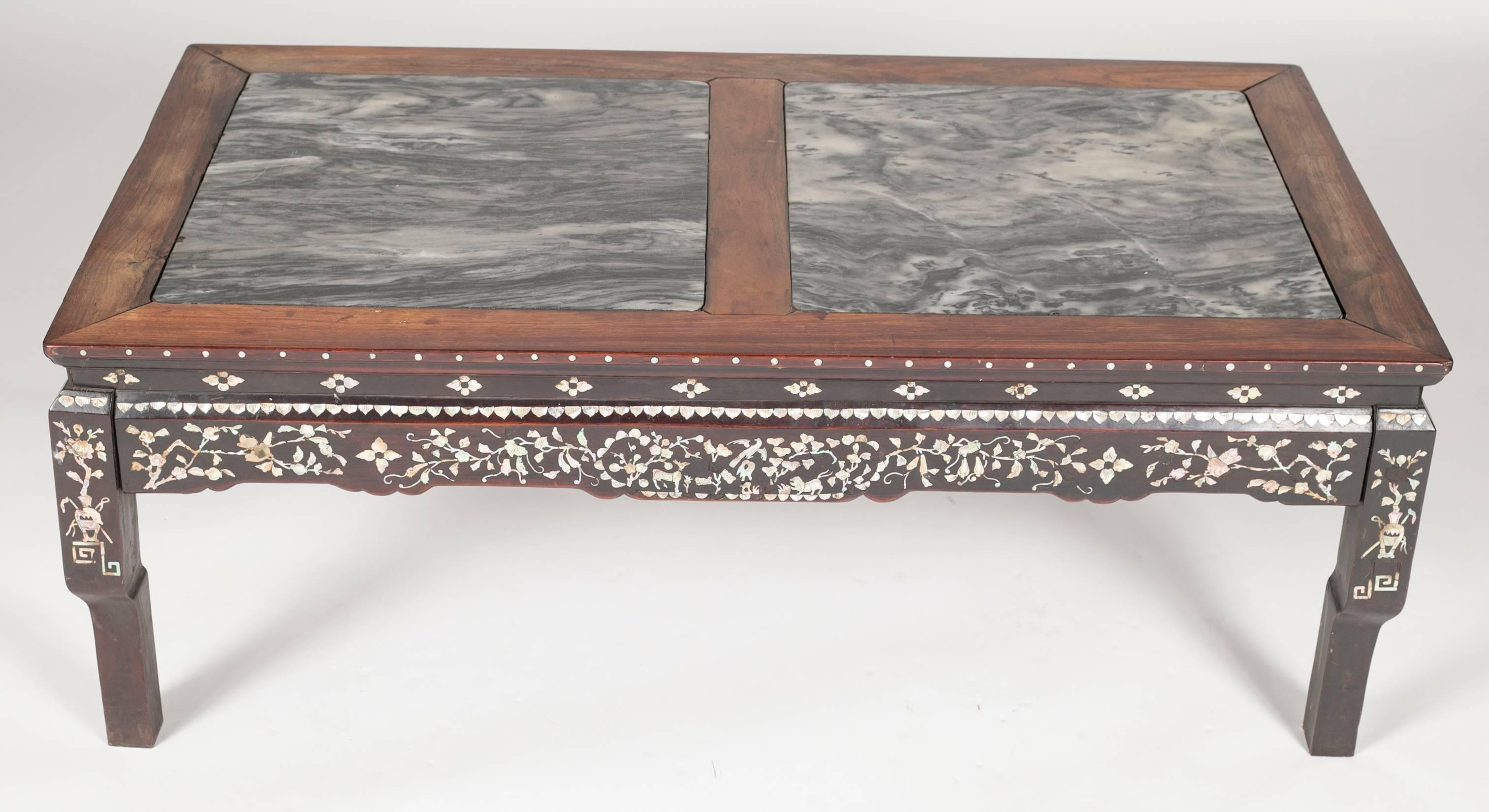 Chinesischer niedriger Tisch aus Hartholz mit Perlmuttintarsien und Marmorplatten.