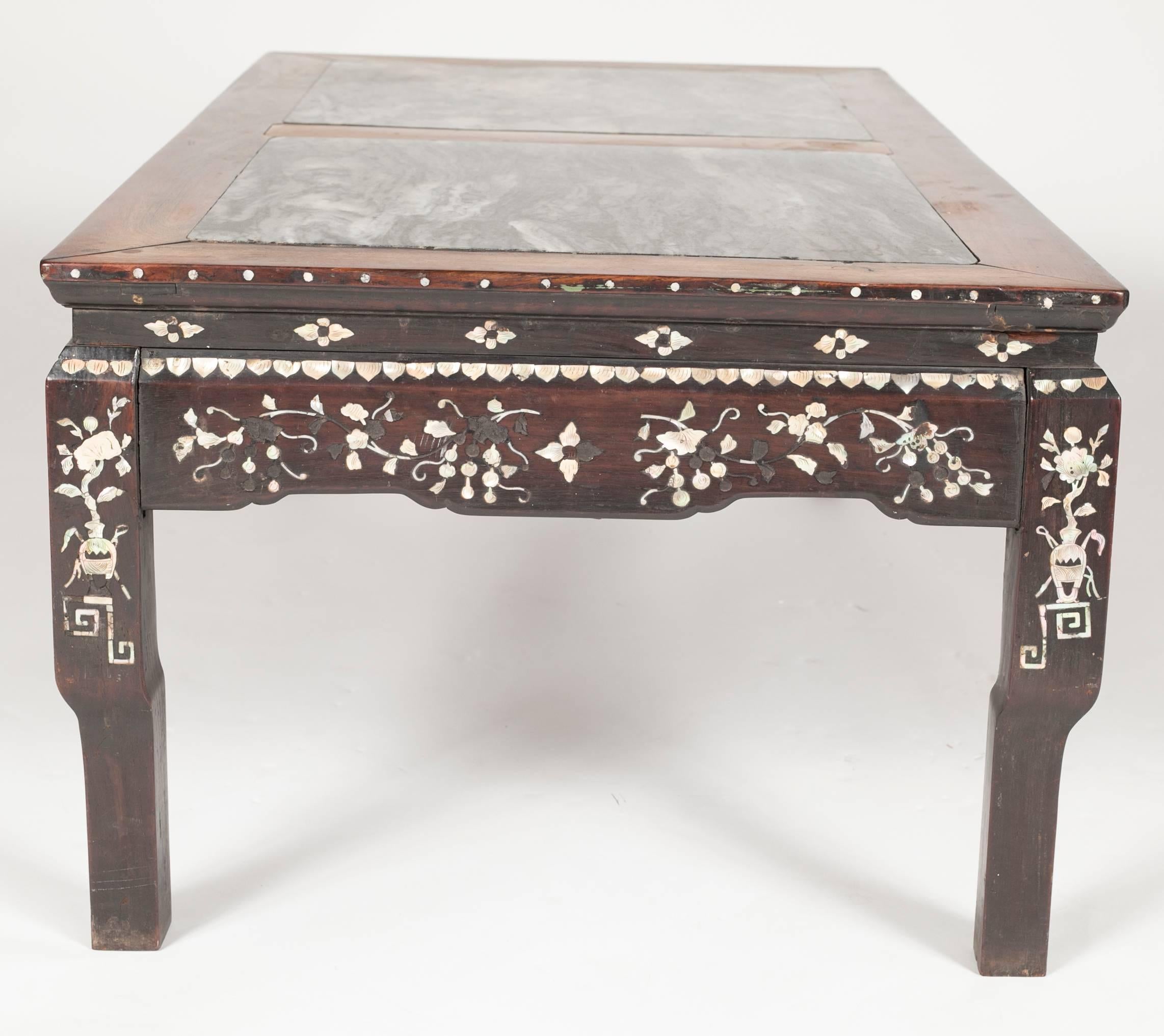 Chinesischer niedriger Tisch mit Marmorplatten aus dem 19. Jahrhundert 2