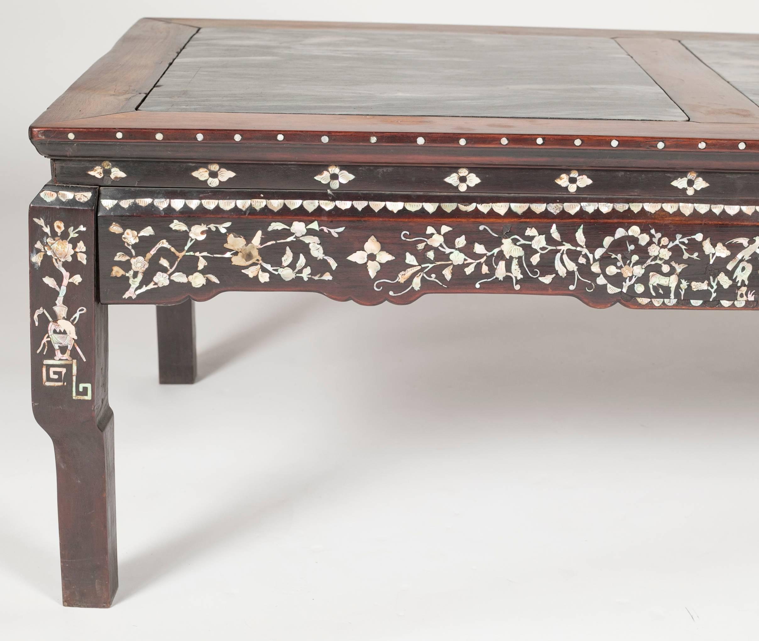 Chinesischer niedriger Tisch mit Marmorplatten aus dem 19. Jahrhundert 3