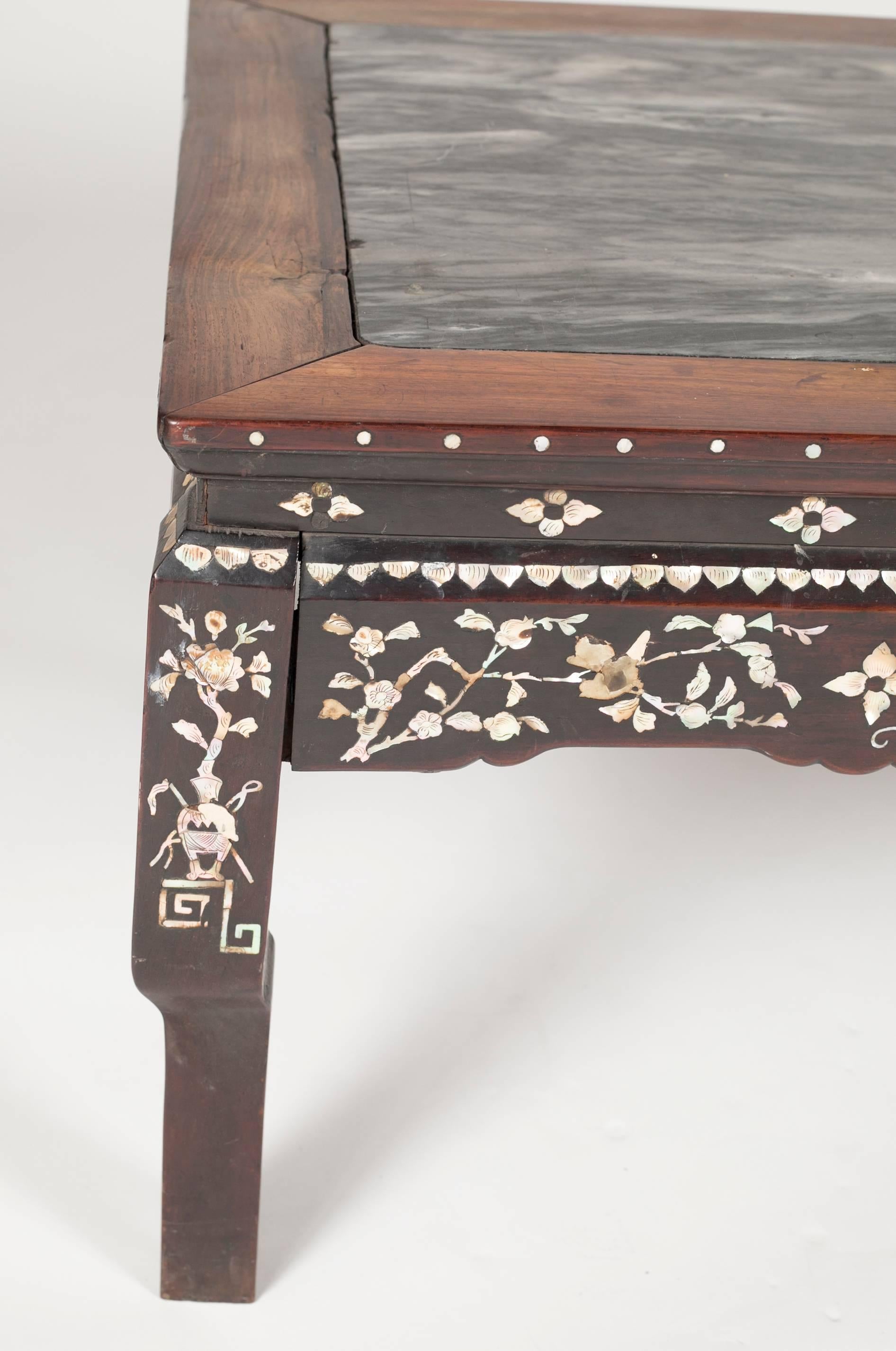 Chinesischer niedriger Tisch mit Marmorplatten aus dem 19. Jahrhundert 4