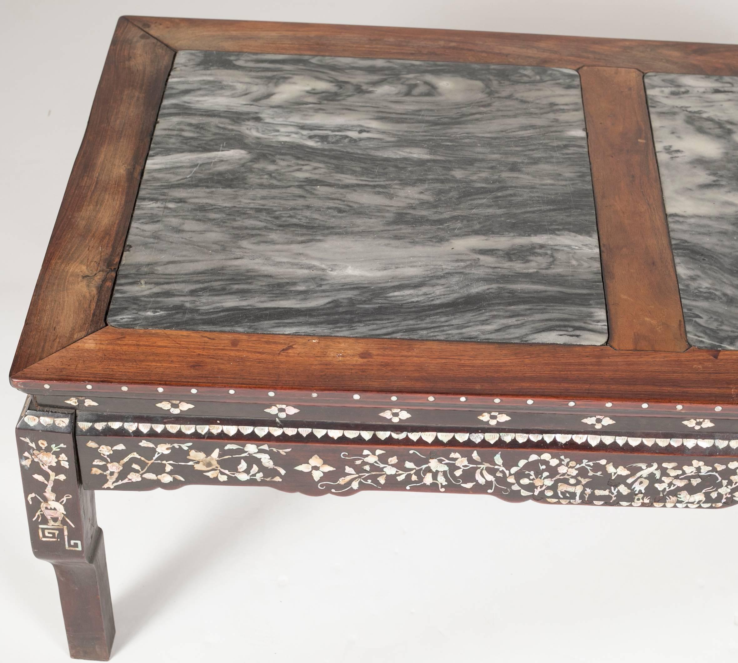 Chinesischer niedriger Tisch mit Marmorplatten aus dem 19. Jahrhundert im Zustand „Gut“ in Stamford, CT