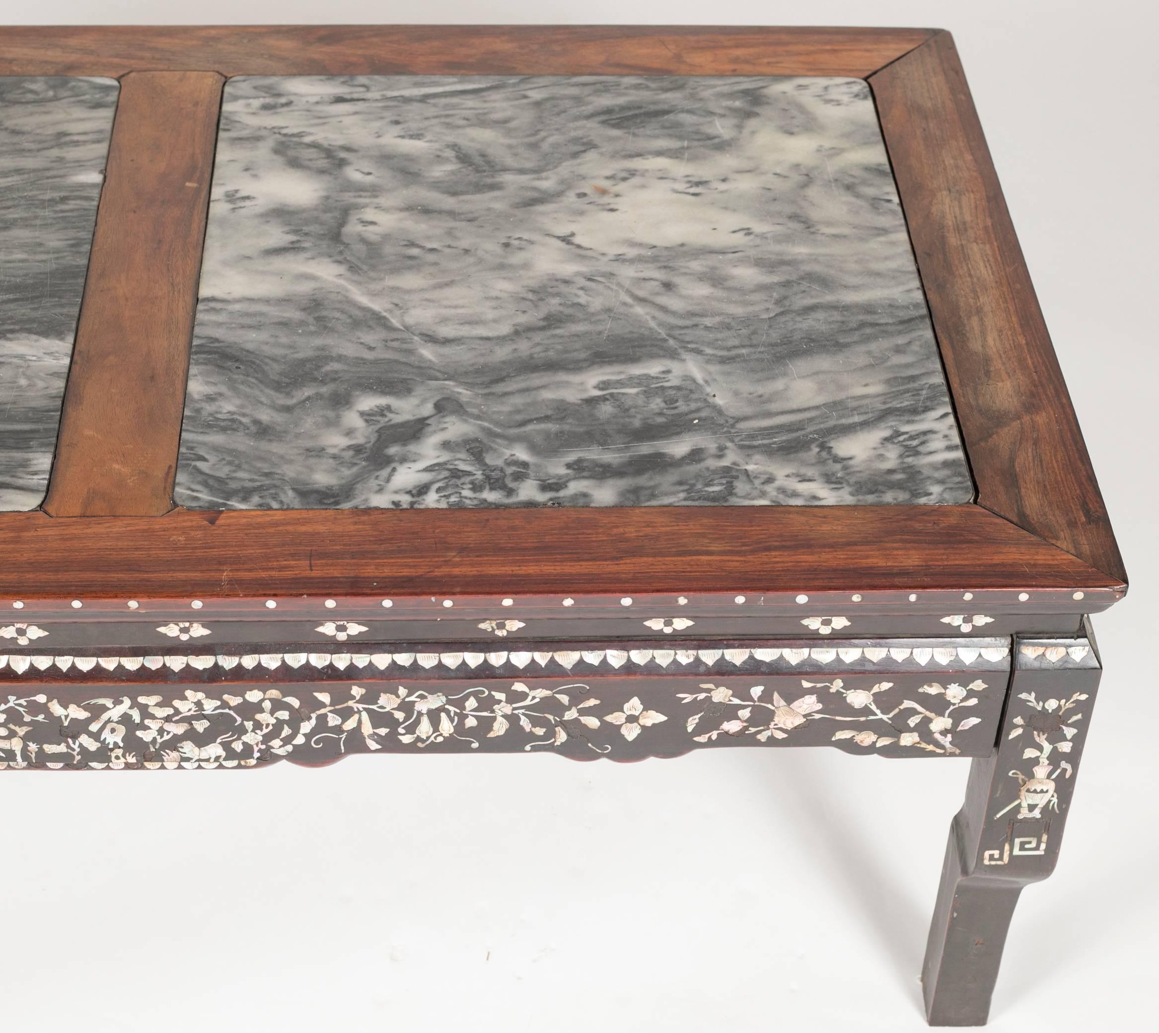 Chinesischer niedriger Tisch mit Marmorplatten aus dem 19. Jahrhundert (Perlmutt)