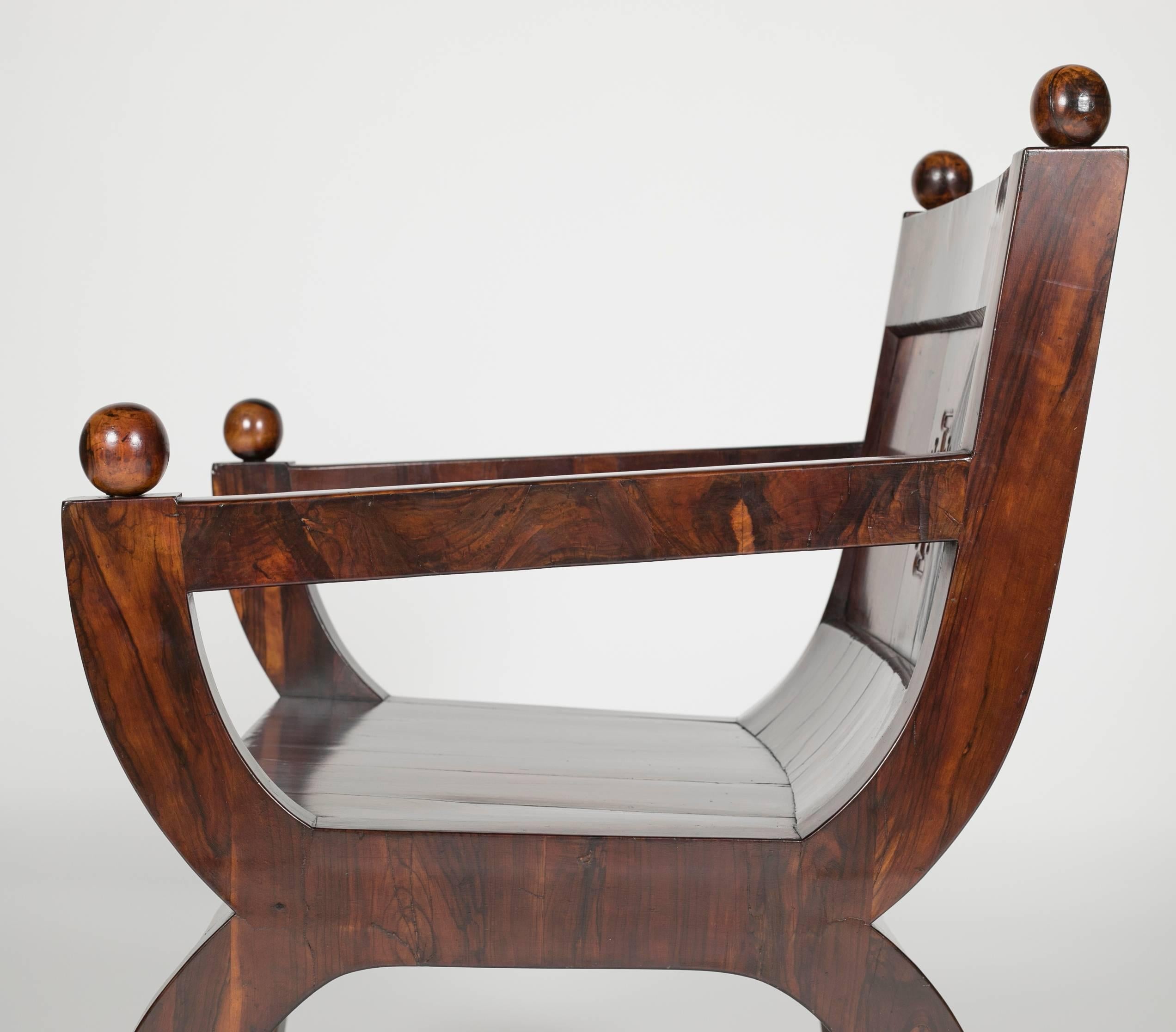 Olivier Fauteuil en forme de curule en bois d'olivier du 19ème siècle en vente
