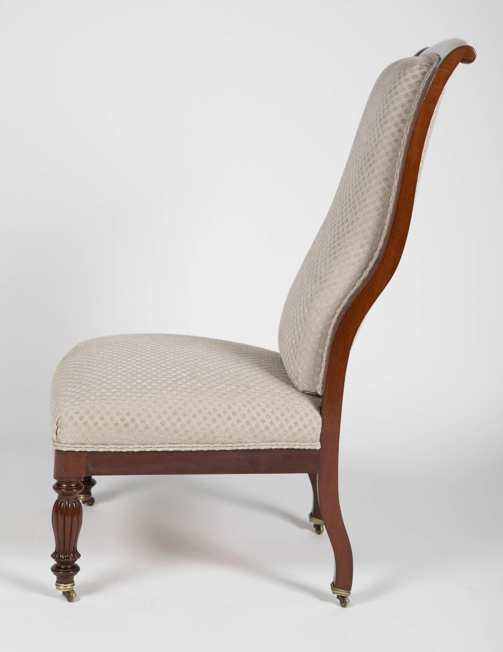 Français Paire assortie de chaises Chauffeufes/Slipper en acajou de style Louis Philippe précoce en vente