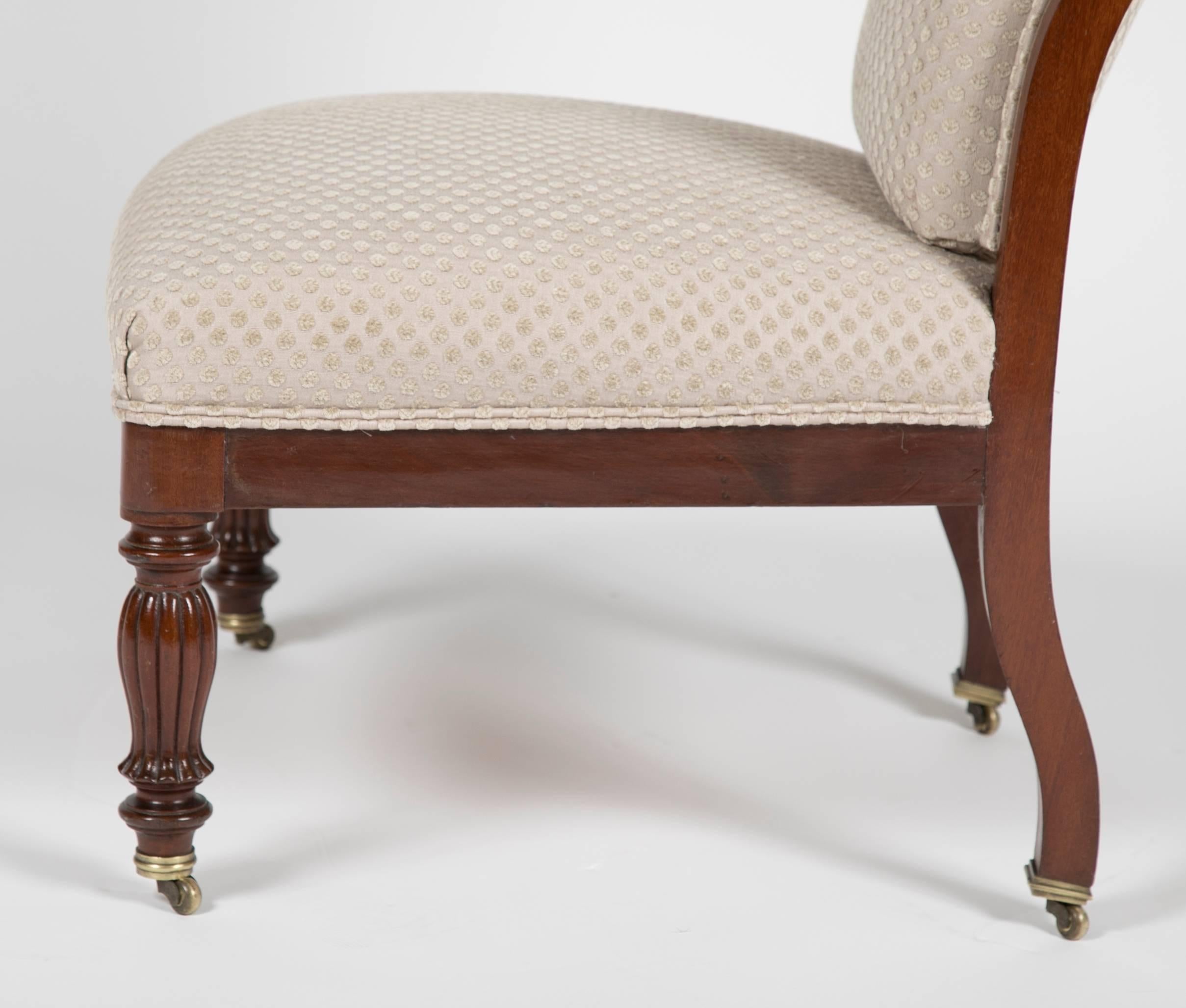 Paire assortie de chaises Chauffeufes/Slipper en acajou de style Louis Philippe précoce en vente 1