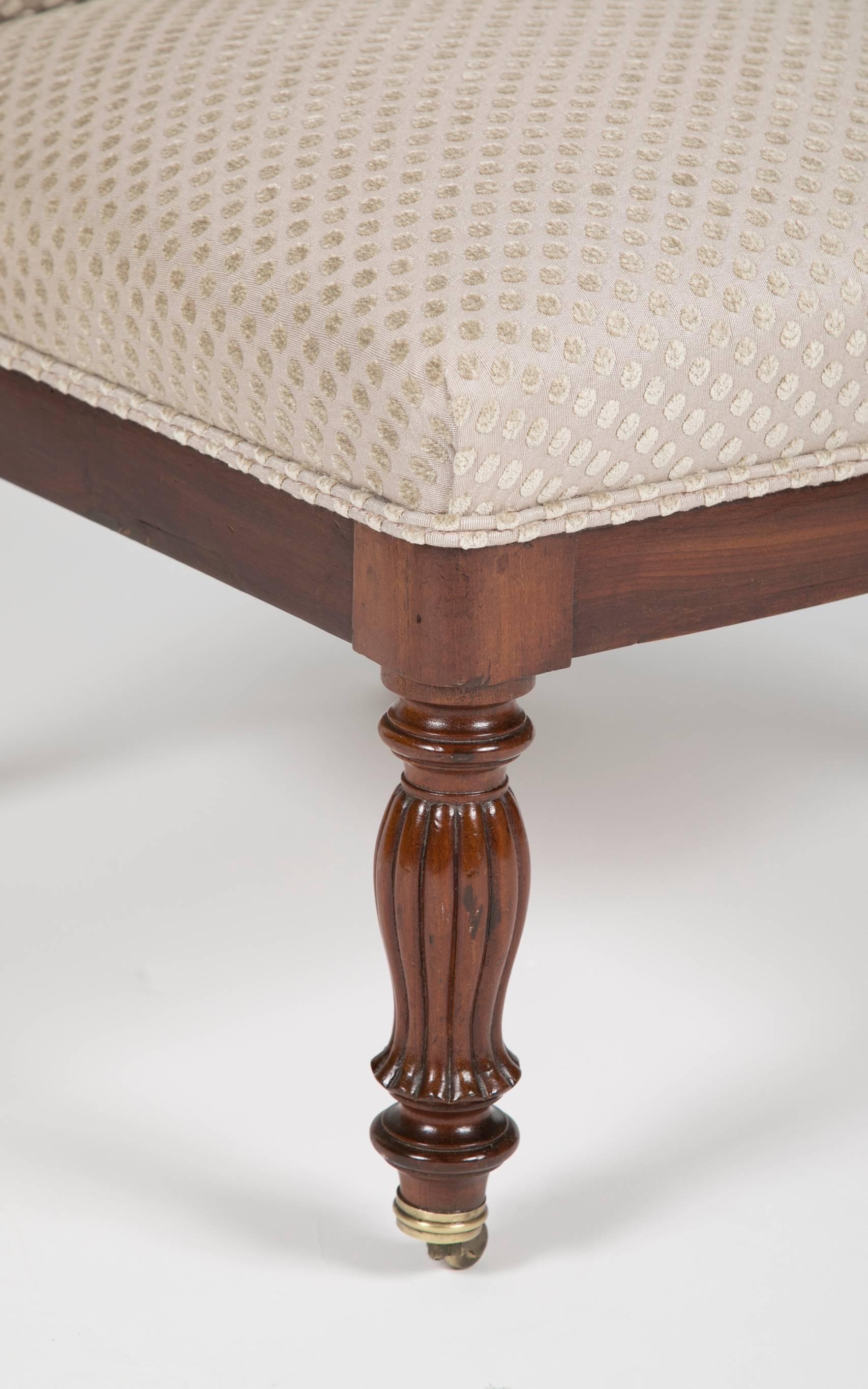 Paire assortie de chaises Chauffeufes/Slipper en acajou de style Louis Philippe précoce en vente 3