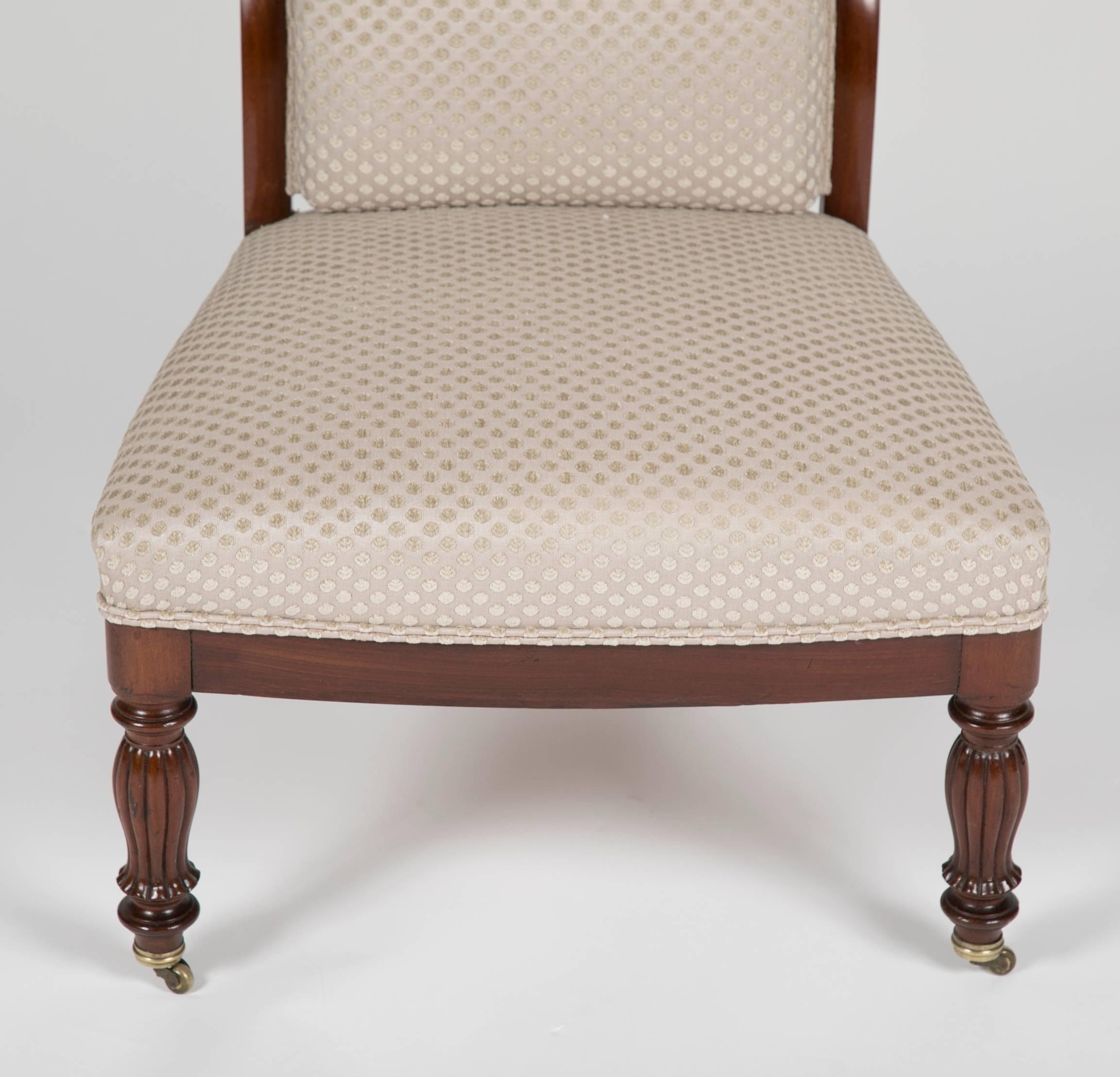 Milieu du XIXe siècle Paire assortie de chaises Chauffeufes/Slipper en acajou de style Louis Philippe précoce en vente