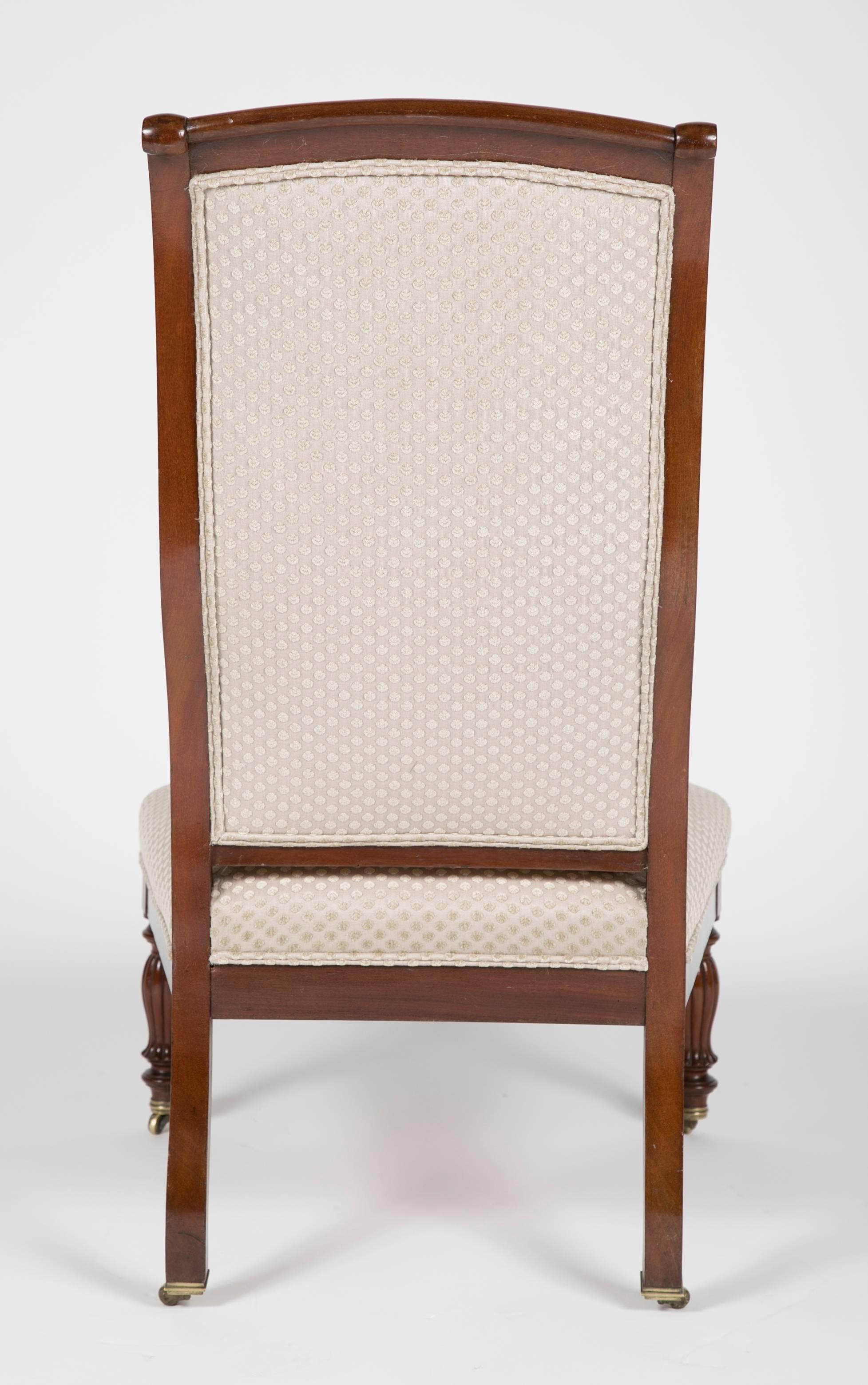 Paire assortie de chaises Chauffeufes/Slipper en acajou de style Louis Philippe précoce Bon état - En vente à Stamford, CT